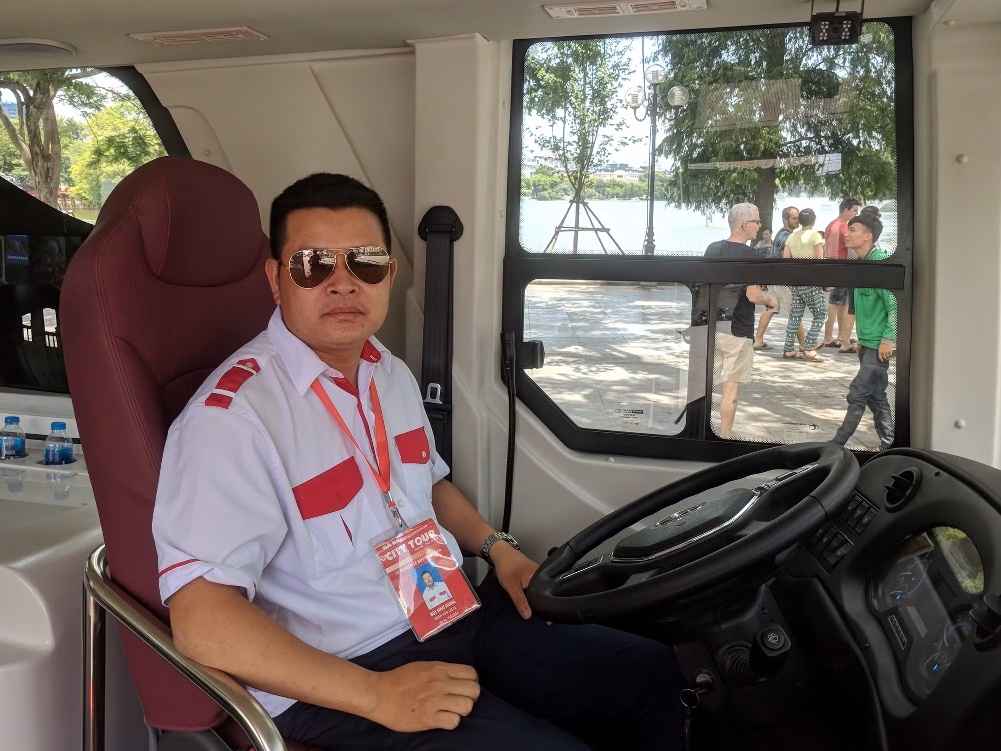 Tài xế Bùi Như Hồng cho biết: "Mặc dù không bị giới hạn tốc độ khi đi đường chúng tôi vẫn chủ động đi chậm và tới các điểm danh thắng giảm tốc để du khách có cơ hội ngắm nhìn cảnh đẹp của thủ đô". Tài xế Bùi Như Hồng cho biết: "Mặc dù không bị giới hạn tốc độ khi đi đường chúng tôi vẫn chủ động đi chậm và tới các điểm danh thắng giảm tốc để du khách có cơ hội ngắm nhìn cảnh đẹp của thủ đô".