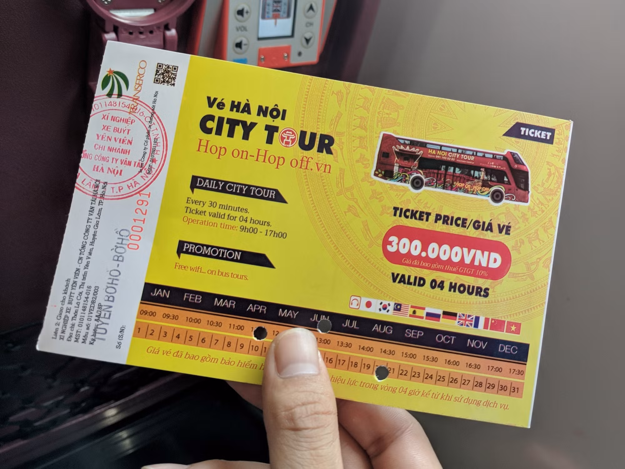 Vé của mỗi chuyến xe bus 2 tầng mui trần, hiệu lực trong vòng 4 tiếng có giá 300.000 đồng. Vé của mỗi chuyến xe bus 2 tầng mui trần, hiệu lực trong vòng 4 tiếng có giá 300.000 đồng.