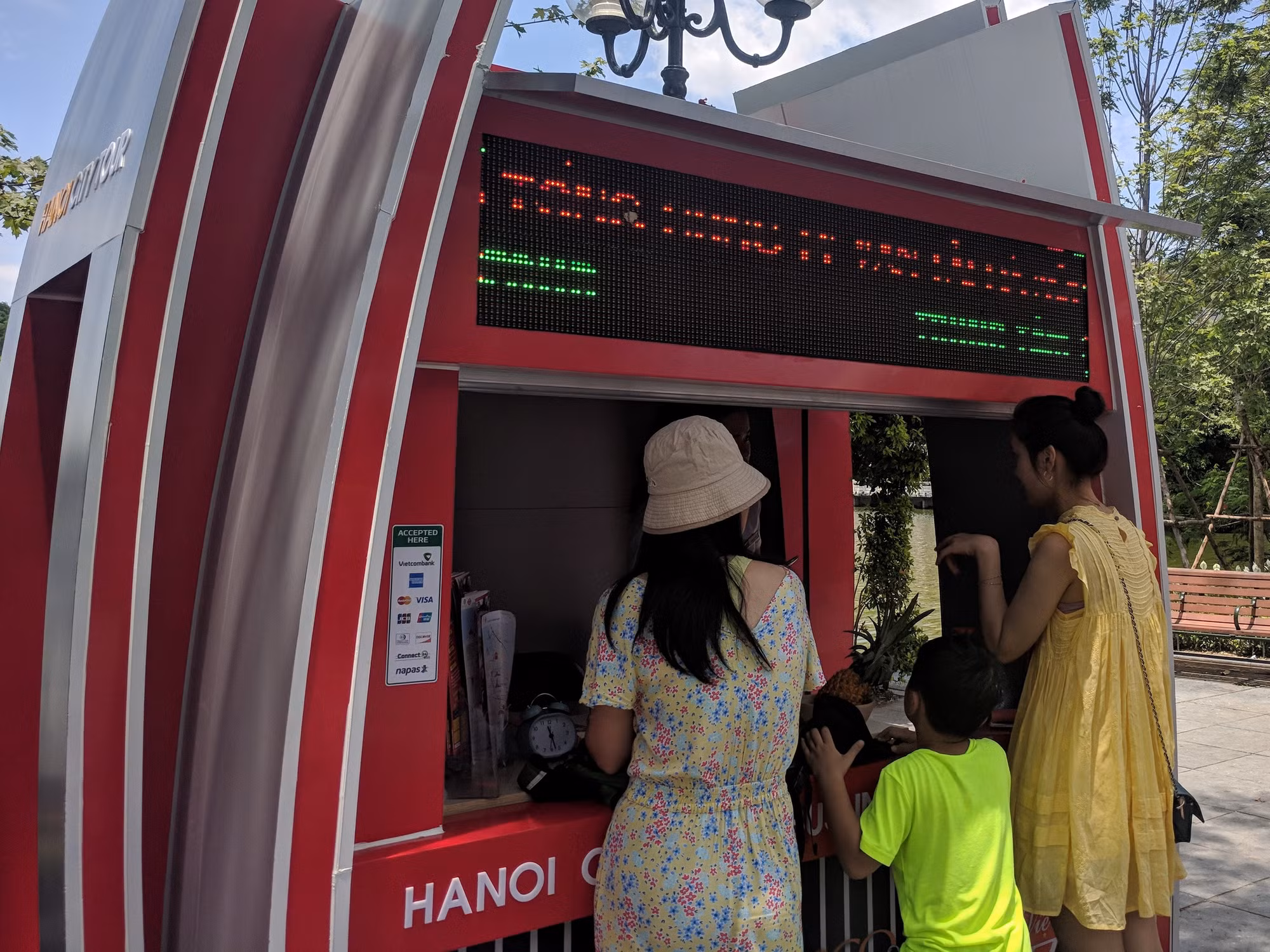 Chuyến xe đầu tiên khởi hành lúc 7h và cuối cùng lúc 17h. Các điểm bán vé chấp nhận hình thức thanh toán bằng tiền mặt và thẻ ATM. Chuyến xe đầu tiên khởi hành lúc 7h và cuối cùng lúc 17h. Các điểm bán vé chấp nhận hình thức thanh toán bằng tiền mặt và thẻ ATM.