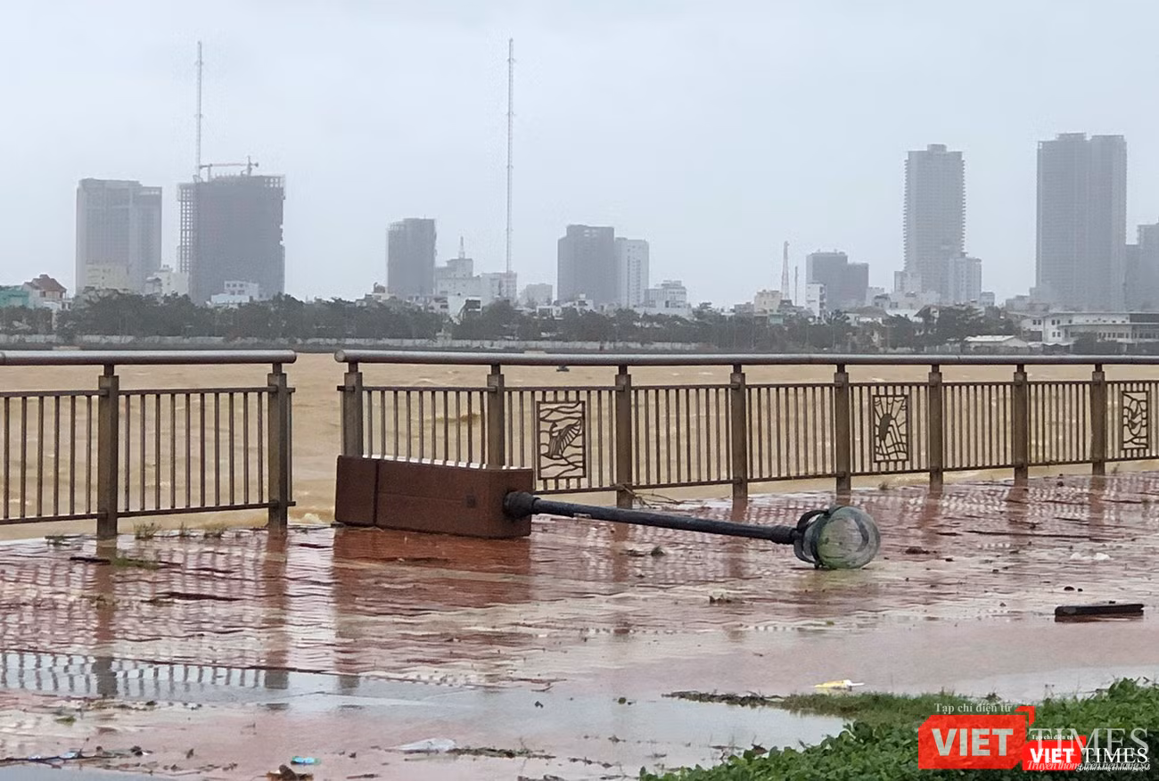 Cột điện cũng bị sóng đánh ngã Cột điện cũng bị sóng đánh ngã