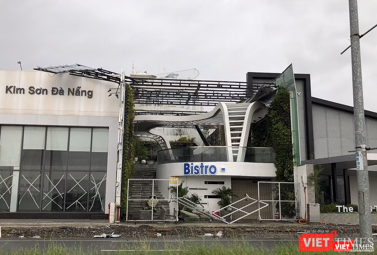 Một công trình bị tốc mái Một công trình bị tốc mái