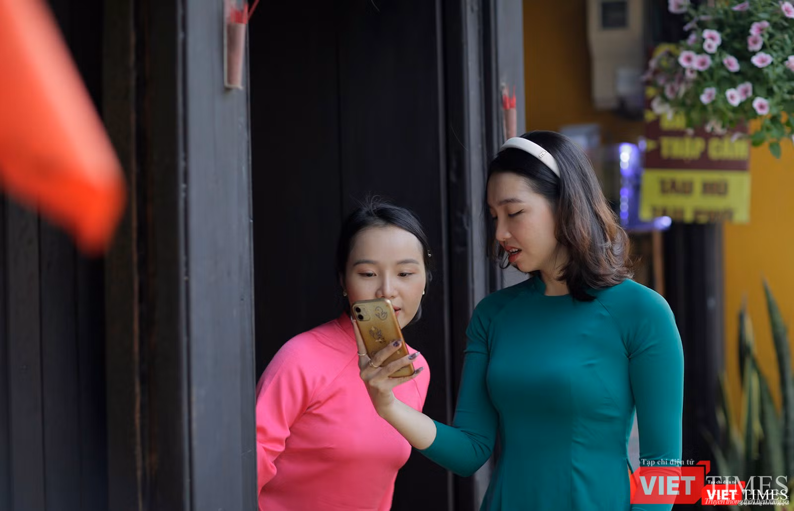 Thiếu nữ ngày Xuân