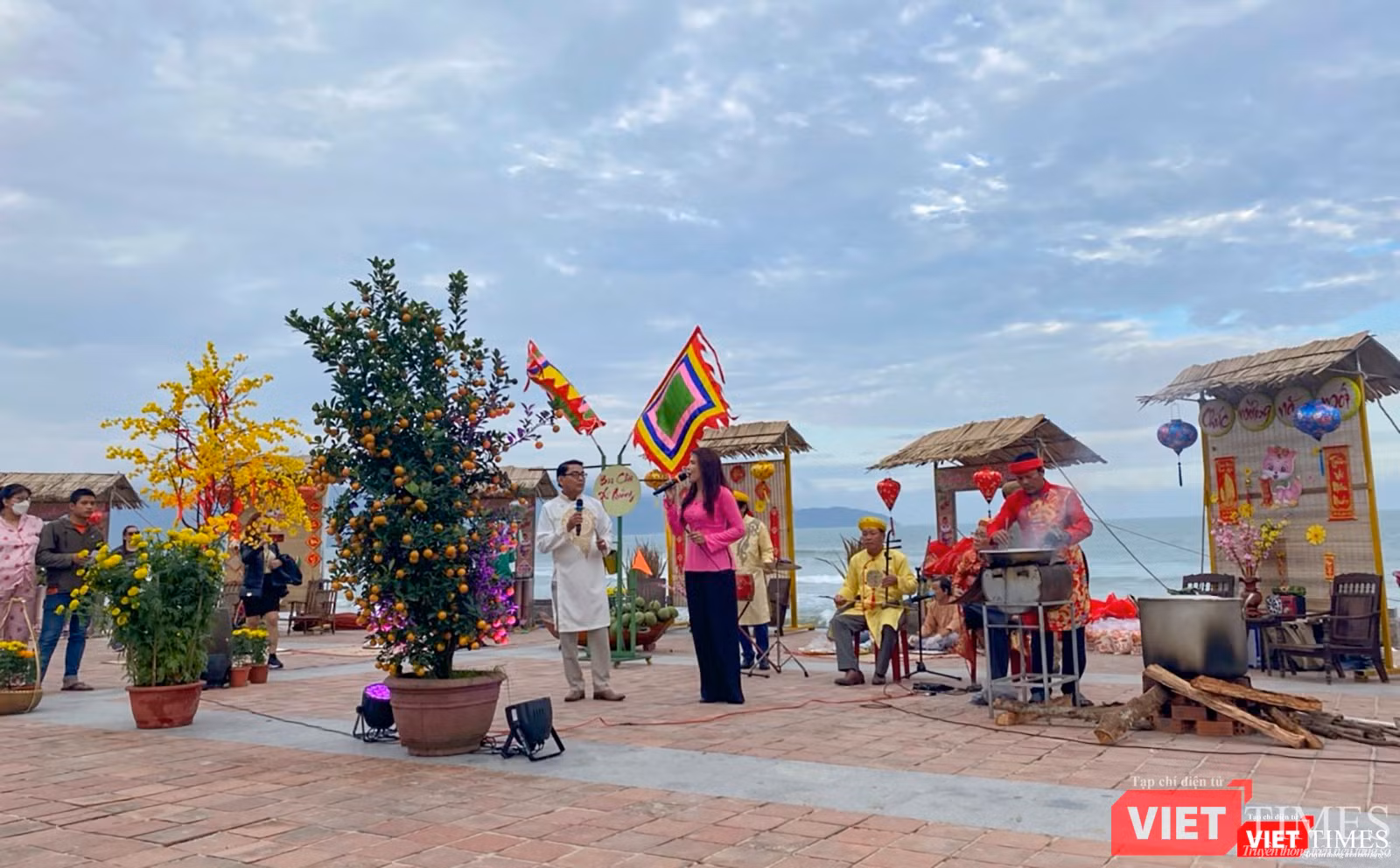 Biểu diễn gói, nấu bánh chưng và hát bài chòi