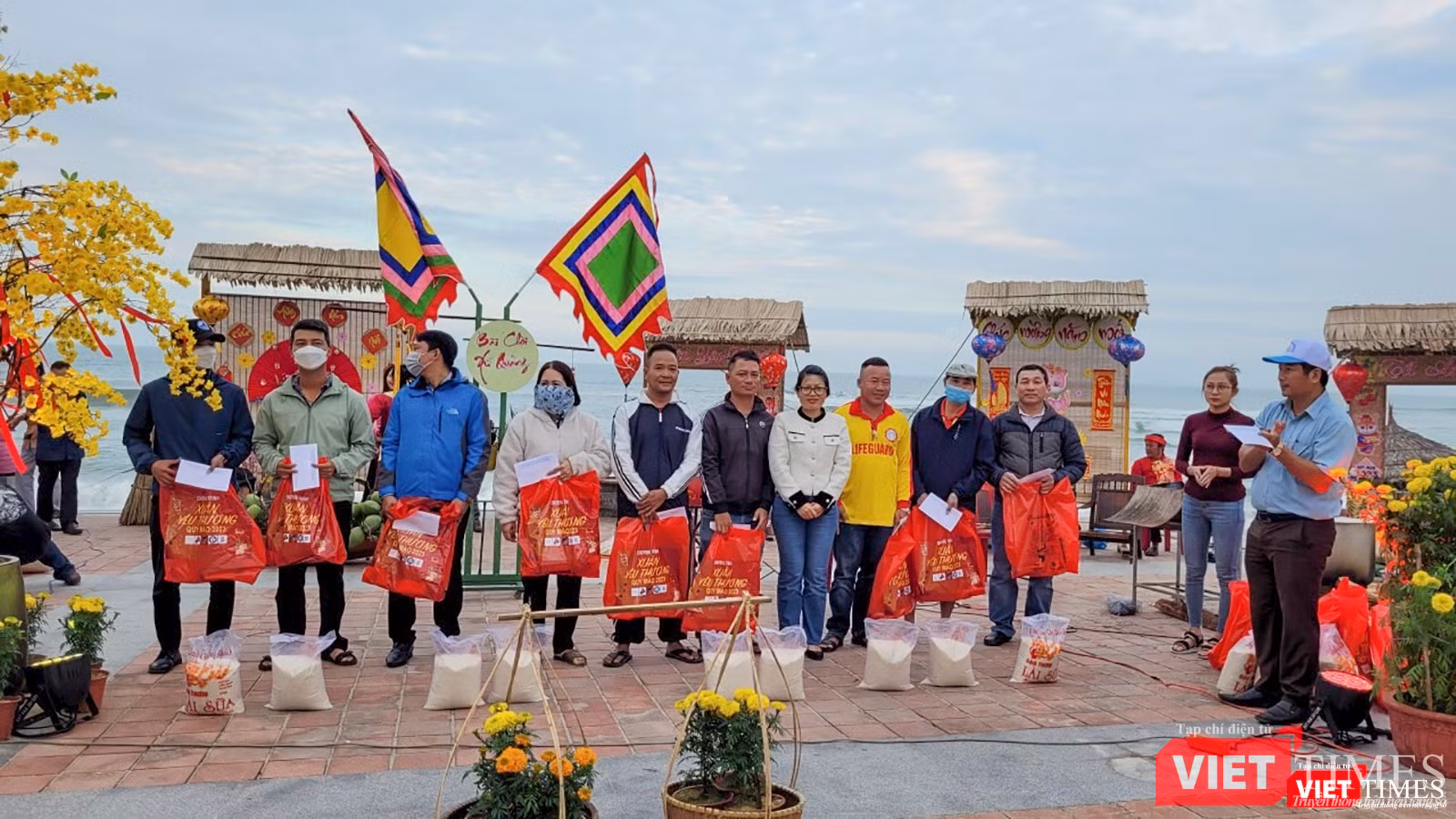Trong khuôn khổ chương trình, Ban tổ chức đã trao nhiều phần quà có ý nghĩa đến các hoàn cảnh khó khăn