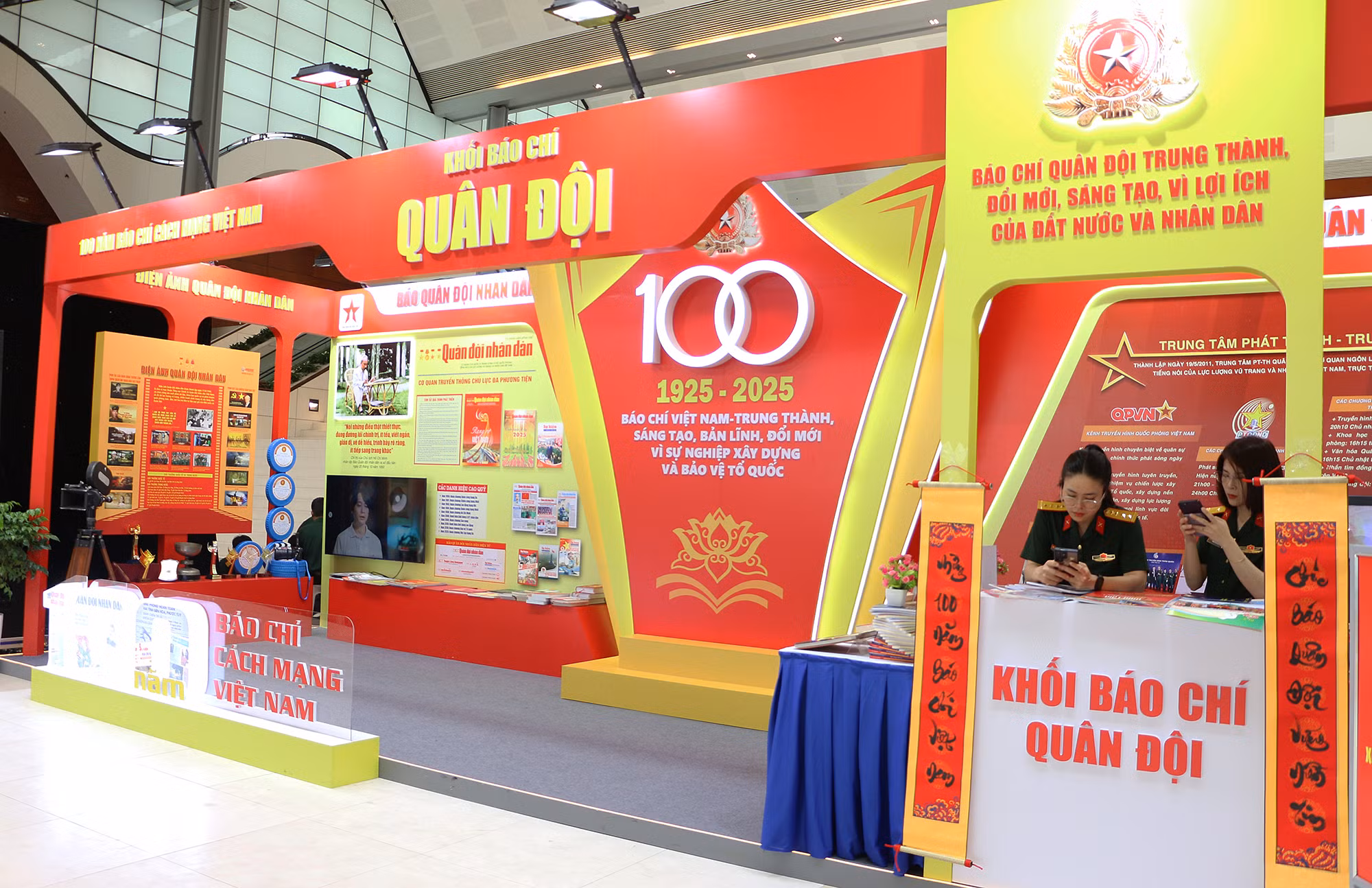Gian trưng bày của Khối Báo chí Quân đội