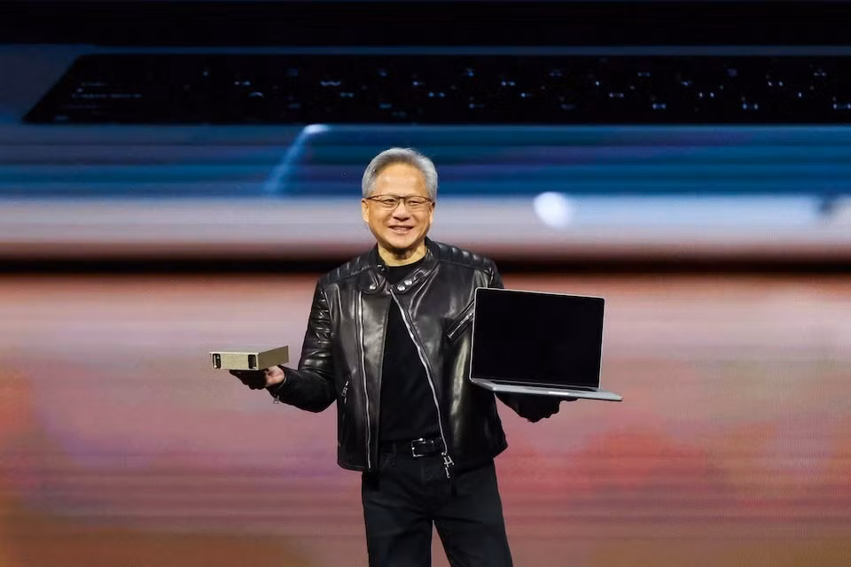 Jensen Huang gioi thieu san pham moi.jpg