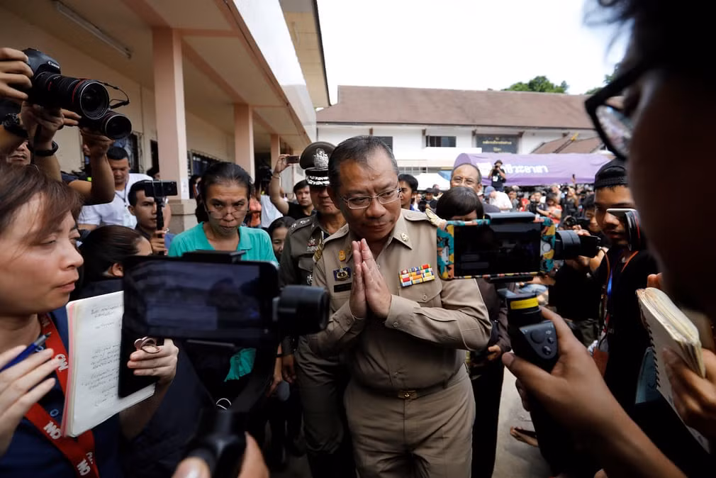 Ông Narongsak Osottanakorn, Trưởng ban Cứu hộ tham dự một cuộc họp báo (ảnh Reuters) Ông Narongsak Osottanakorn, Trưởng ban Cứu hộ tham dự một cuộc họp báo (ảnh Reuters)