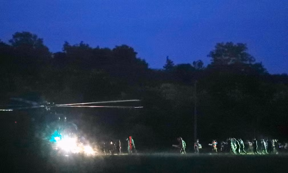 Trực thăng của Cảnh sát Hoàng gia Thái đưa một cậu bé tới bệnh viện (ảnh: Reuters) Trực thăng của Cảnh sát Hoàng gia Thái đưa một cậu bé tới bệnh viện (ảnh: Reuters)