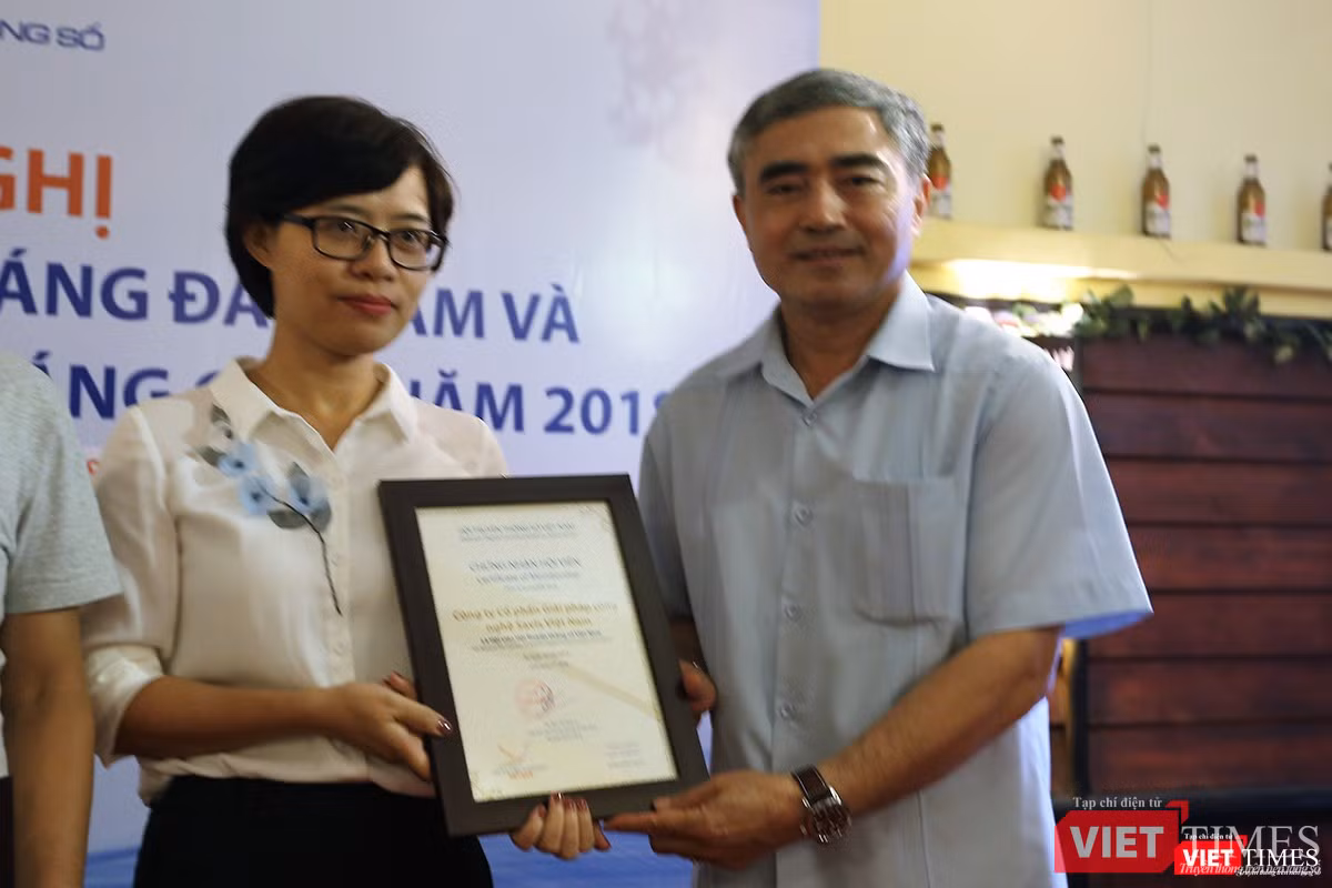 Trao chứng nhận cho Công ty cổ phần Giải pháp công nghệ Savis Việt Nam Trao chứng nhận cho Công ty cổ phần Giải pháp công nghệ Savis Việt Nam