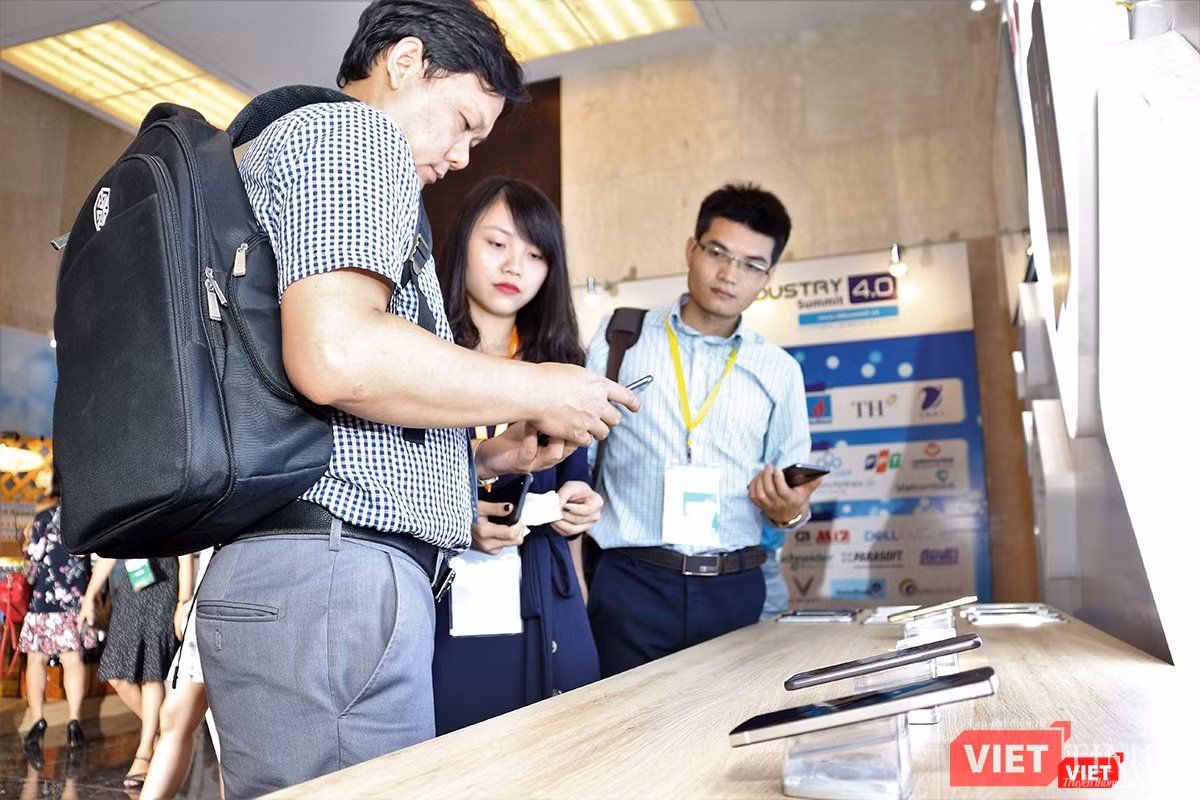 Khách hàng chăm chú trải nghiệm sản phẩm Bphone 2 của BKAV