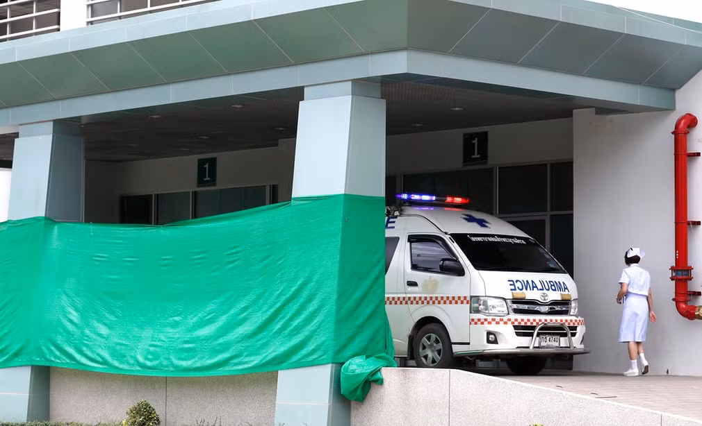 Một chiếc xe cứu thương đỗ tại bệnh viện Chiangrai Prachanukroh (ảnh EPA) Một chiếc xe cứu thương đỗ tại bệnh viện Chiangrai Prachanukroh (ảnh EPA)