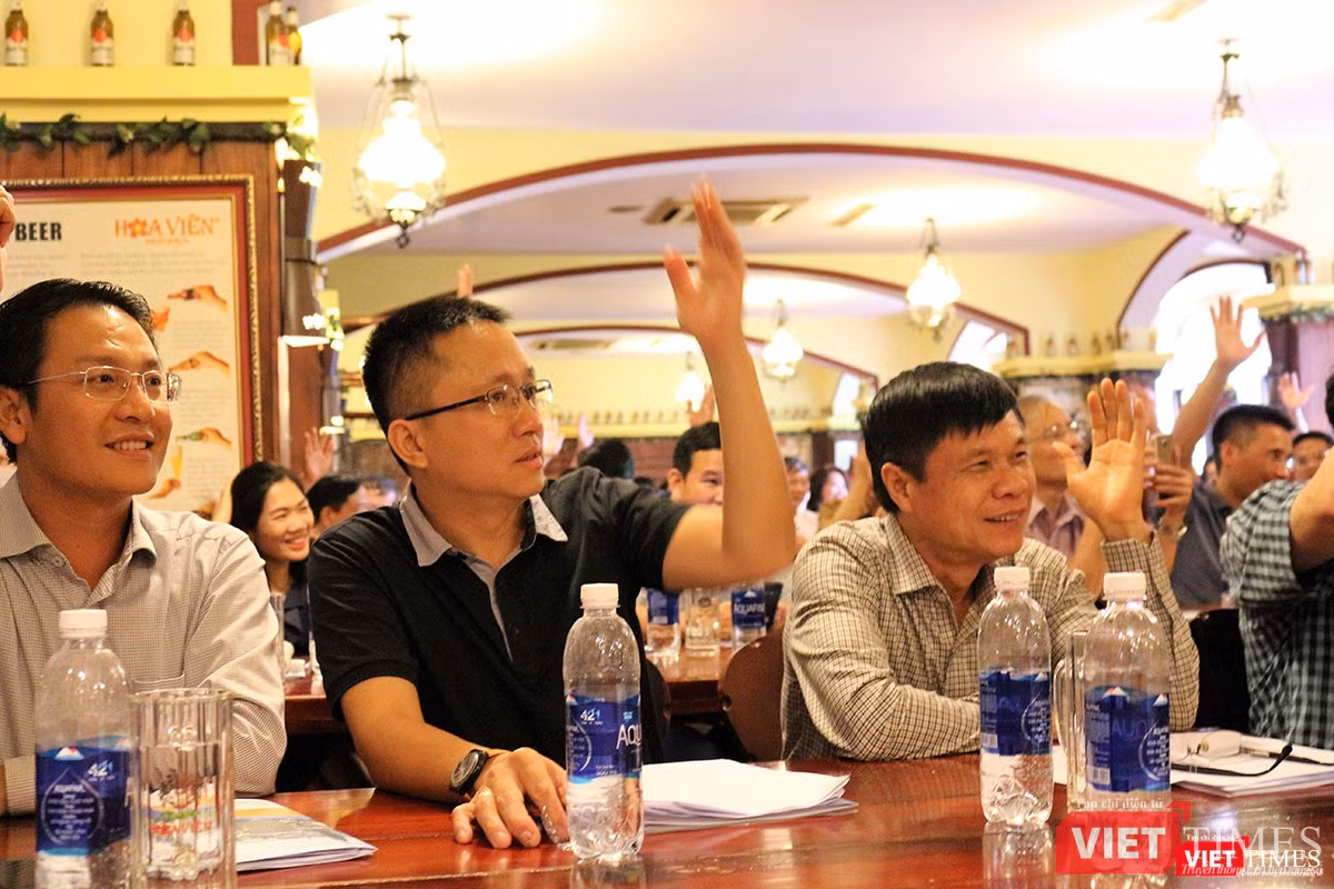 Các đại biểu giơ tay biểu quyết kết nạp bổ sung 5 ủy viên thường vụ Các đại biểu giơ tay biểu quyết kết nạp bổ sung 5 ủy viên thường vụ