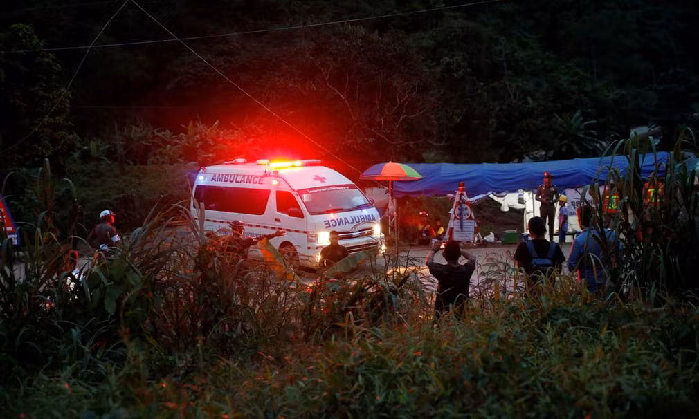 Một chiếc xe cứu thương đưa nạn nhân ra khỏi khu vực hang (ảnh Reuters) Một chiếc xe cứu thương đưa nạn nhân ra khỏi khu vực hang (ảnh Reuters)