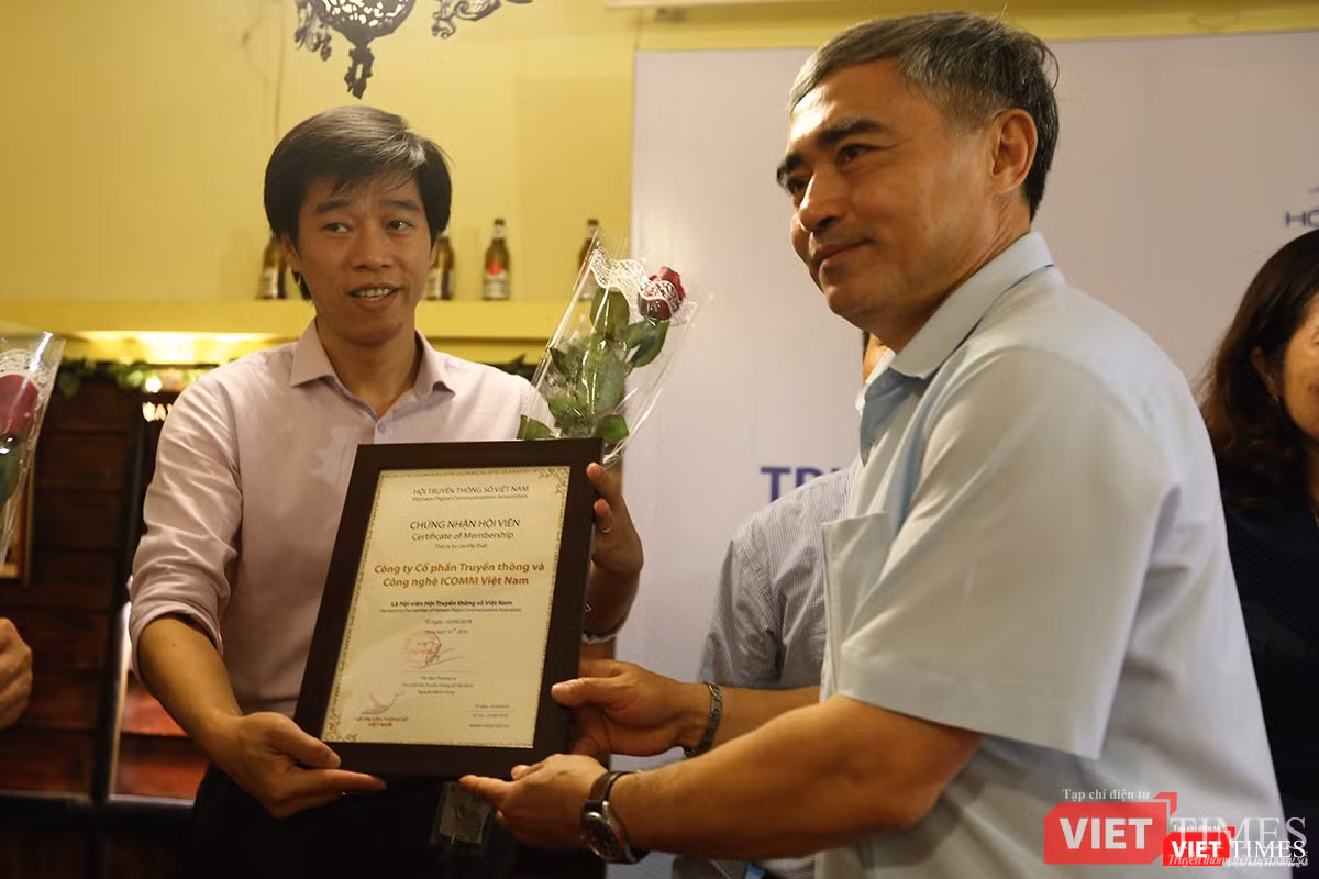 Chủ tịch VDCA trao bằng chứng nhận hội viên cho Công ty Cổ phần Truyền thông và Công nghệ ICOMM Việt Nam Chủ tịch VDCA trao bằng chứng nhận hội viên cho Công ty Cổ phần Truyền thông và Công nghệ ICOMM Việt Nam