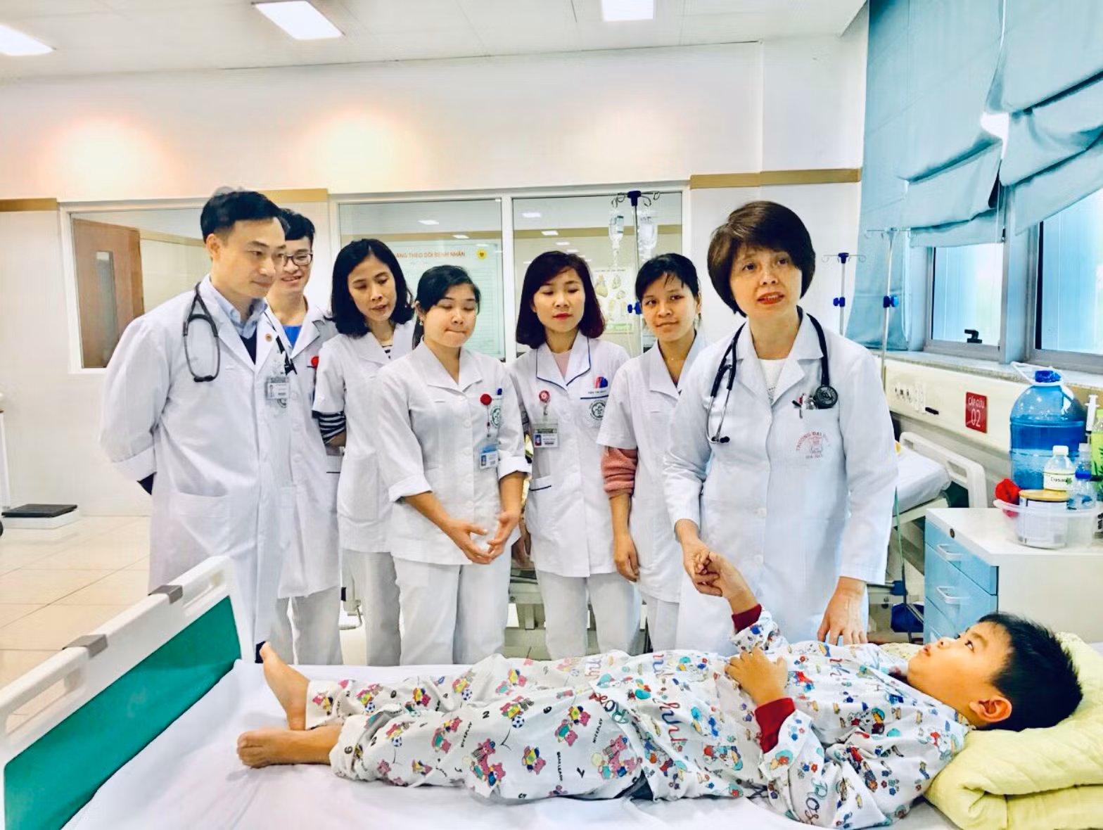Hướng dẫn sinh viên Y4 khám em bé tại C5 Viện Tim Mạch Bệnh viện Bạch Mai