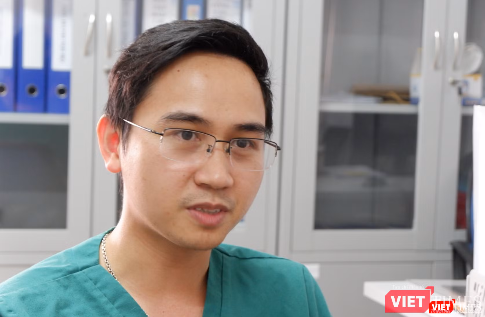 Mặc dù gặp nhiều áp lực, căng thẳng nhưng nhờ sự quan tâm, giúp đỡ của đồng nghiệp, BS. Phúc đã lấy lại tinh thần, bình tĩnh đứng lên để tiếp tục chiến đấu với đại dịch (Ảnh - Minh Thuý) Mặc dù gặp nhiều áp lực, căng thẳng nhưng nhờ sự quan tâm, giúp đỡ của đồng nghiệp, BS. Phúc đã lấy lại tinh thần, bình tĩnh đứng lên để tiếp tục chiến đấu với đại dịch (Ảnh - Minh Thuý)