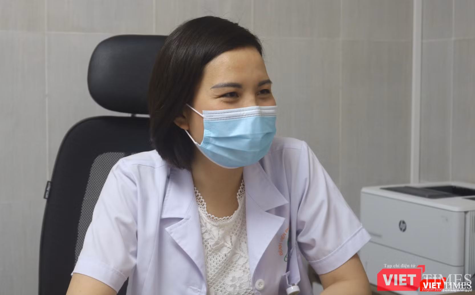 BS. Sim chia sẻ về quá trình nghiên cứu, triển khai kỹ thuật can thiệp bào thai (Ảnh - Minh Thuý)