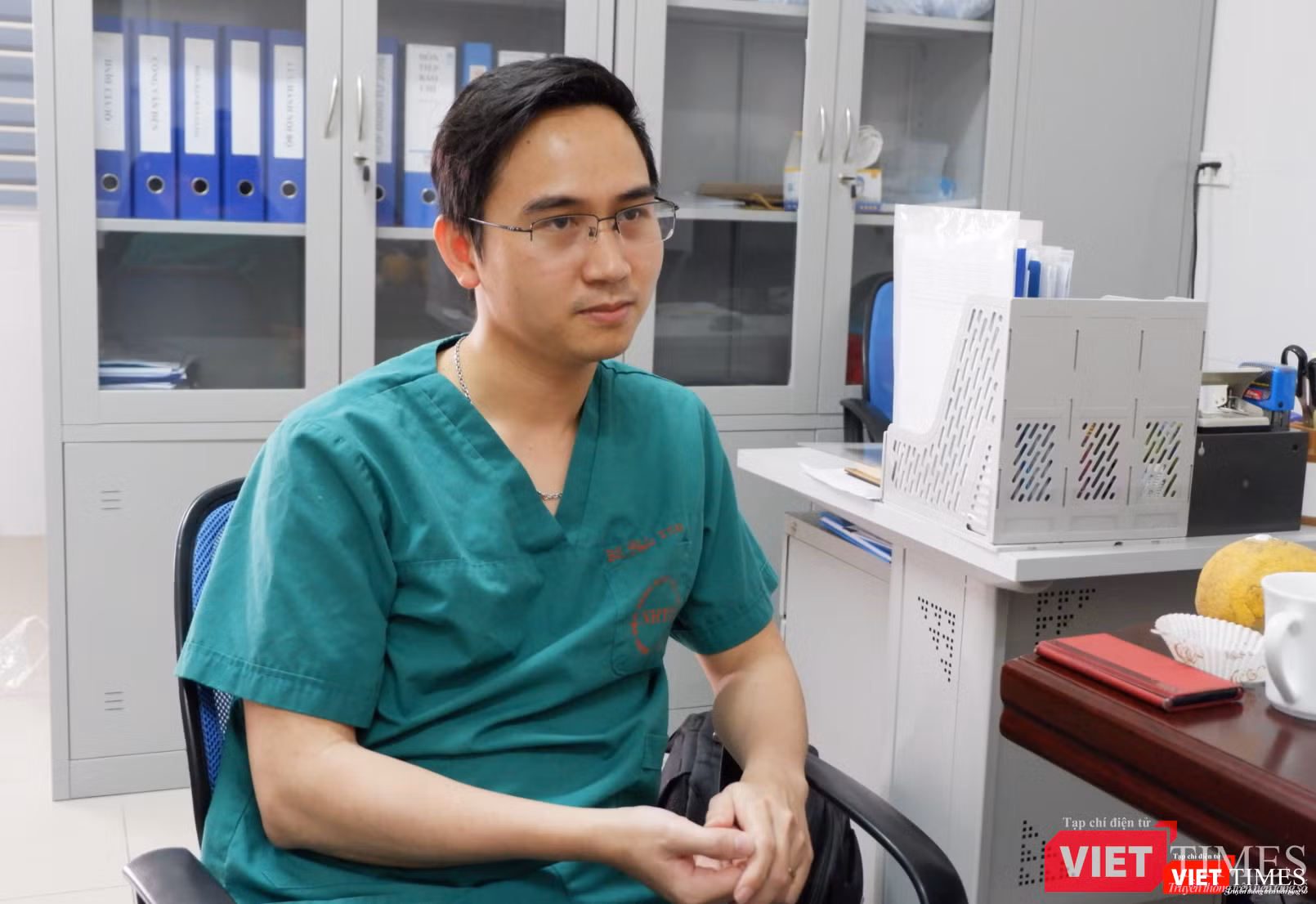 BS. Phúc nhớ lại những ngày "ăn, ngủ cùng COVID-19" (Ảnh - Minh Thuý) BS. Phúc nhớ lại những ngày "ăn, ngủ cùng COVID-19" (Ảnh - Minh Thuý)