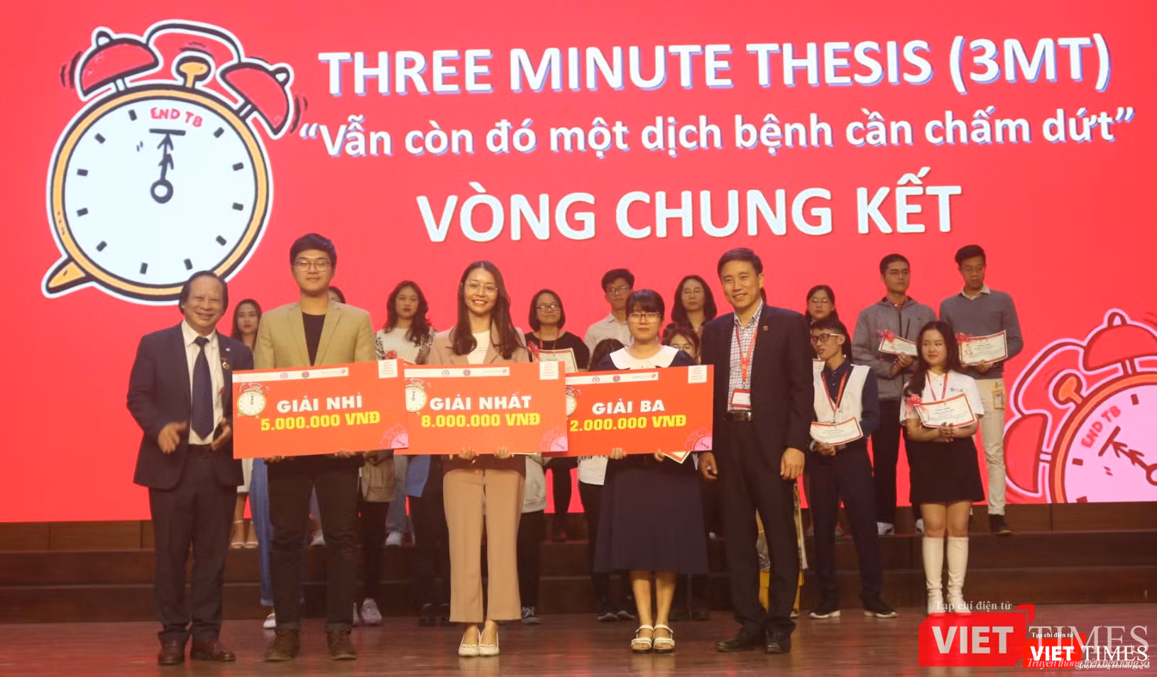 Cùng với chị Nga, chị Nguyễn Thị Thu Hà với bài thuyết trình "Chuột và bệnh lao" đạt giải 3 và anh Nguyễn Duy đạt giải Nhì với bài thuyết trình "Hiểu về lao: Cùng chung tay chấm dứt dịch bệnh" (Ảnh - Minh Thuý)