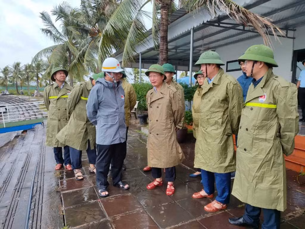 Lê Minh Hoan đã kiểm tra tại khu vực Cảng tàu khách quốc tế Tuần Châu1.jpg
