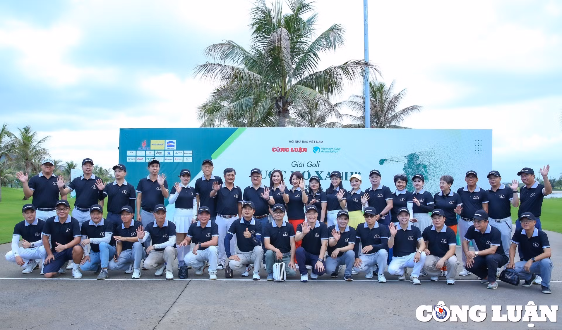 Các golfer chụp ảnh lưu niệm trước giải đấu