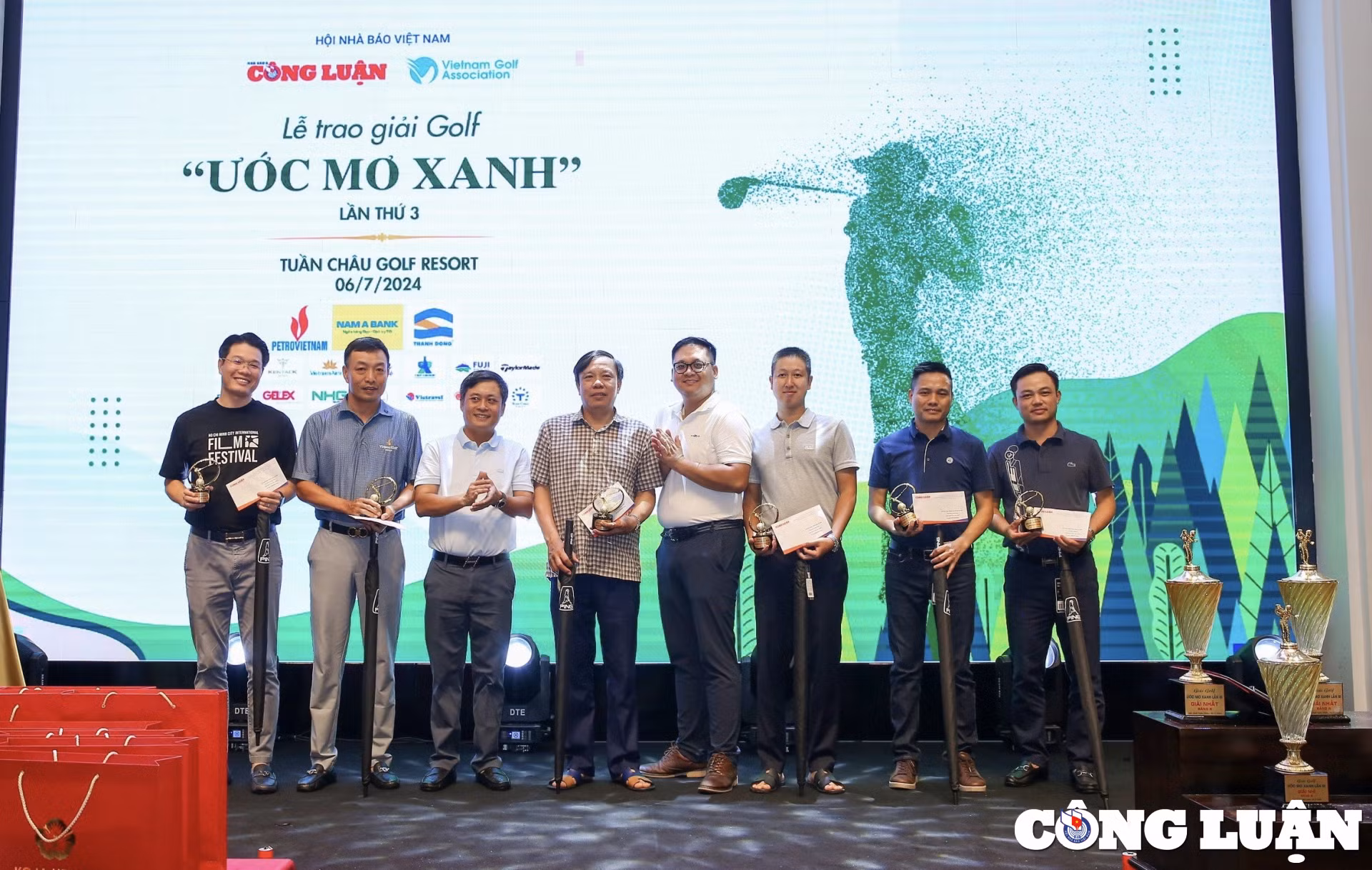 Ông Lê Trần Nguyên Huy, quyền Tổng Biên tập báo Nhà báo và Công luận cùng ông Vũ Nguyên, Tổng Thư ký Hiệp hội Golf Việt Nam trao các giải Kỹ thuật cho các golfer