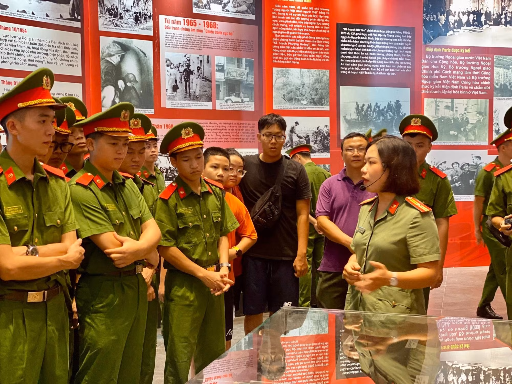 tham quan trien lam cong an nhan dan.jpg