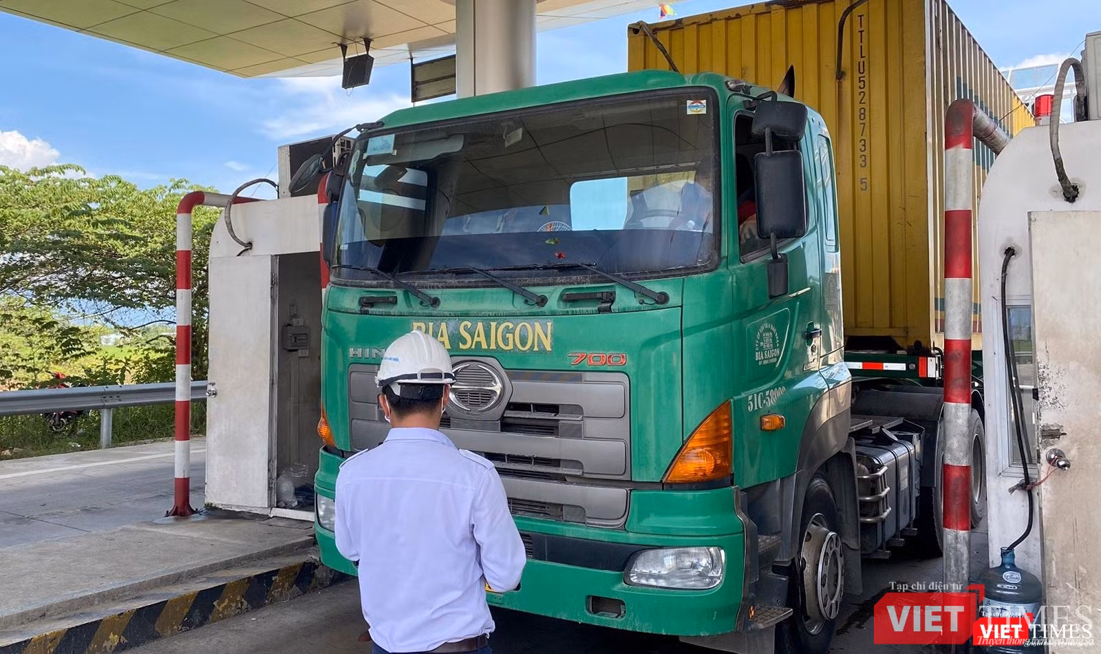 Nhân viên phải ra quét tem thủ công