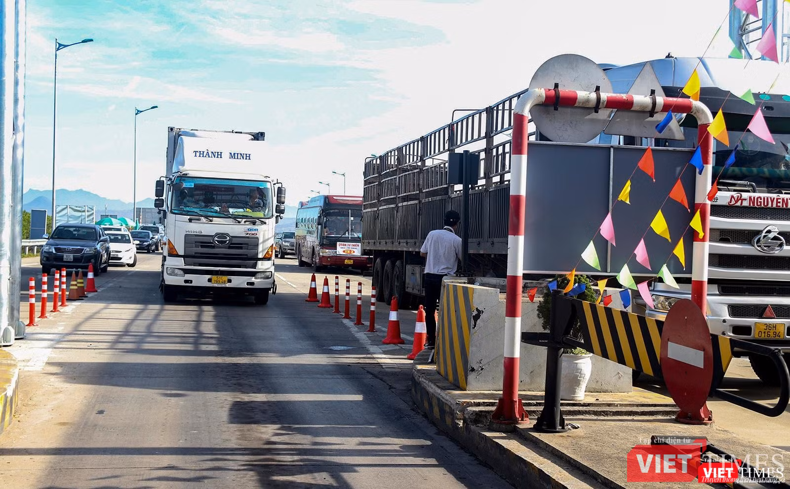 Đoàn xe xếp hàng qua trạm mỗi lúc một dài thêm