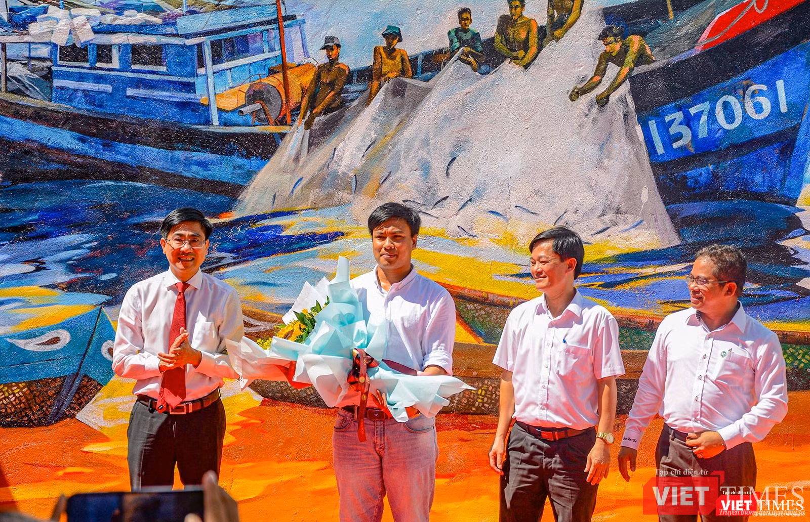 Đại diện lãnh đạo quận Sơn Trà tặng hoa cho các nghệ sĩ thực hiện đường tranh
