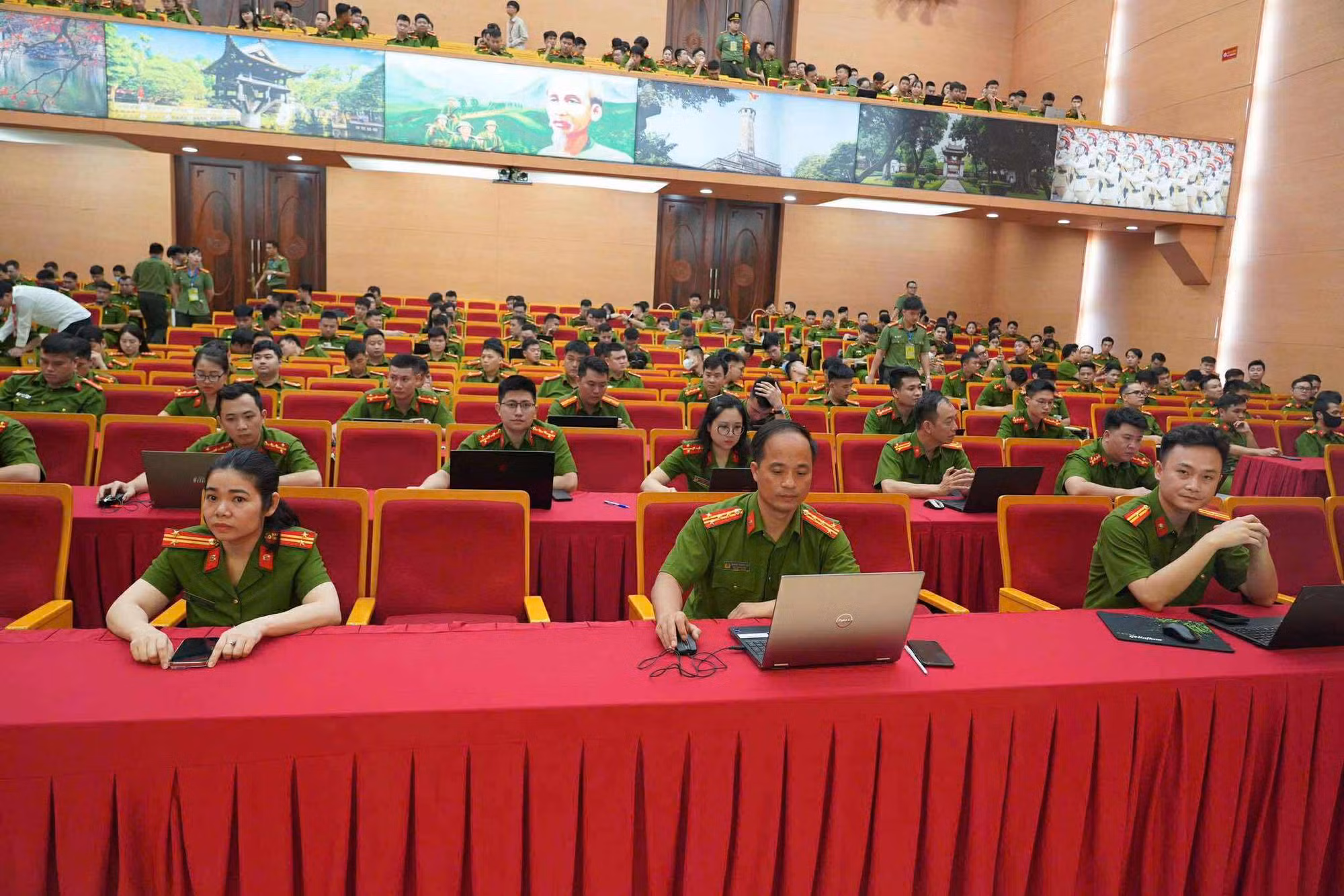 Cán bộ, chiến sĩ Công an Hà Nội tham gia khóa học trực tuyến đào tạo kỹ năng số, chuyển đổi số và ứng dụng AI. Ảnh: Công an Hà Nội.