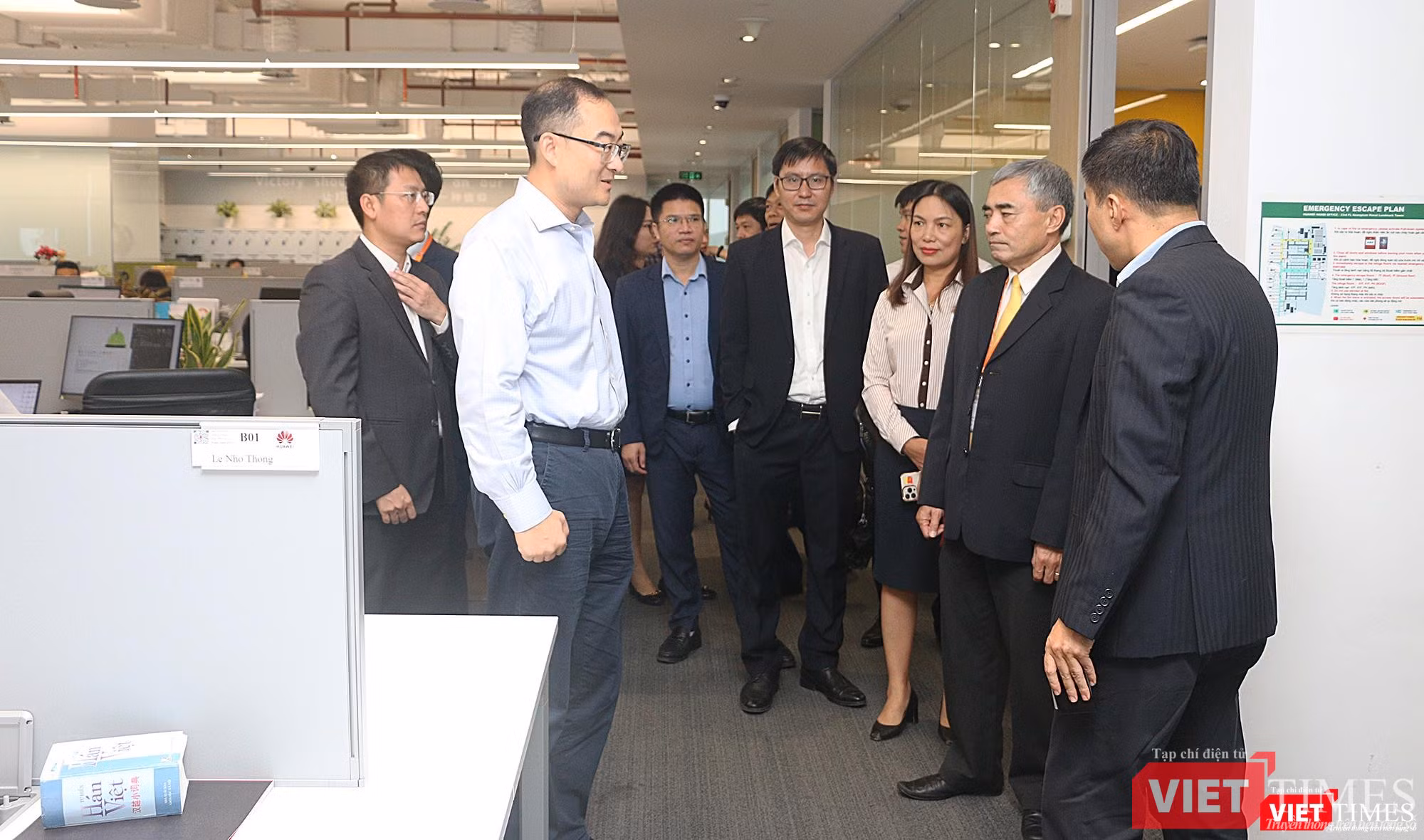 Ông David Wei - CEO Huawei Việt Nam (áo trắng) giới thiệu trụ sở làm việc của tập đoàn với ông Nguyễn Minh Hồng - Chủ tịch VDCA (thứ hai từ phải sang)