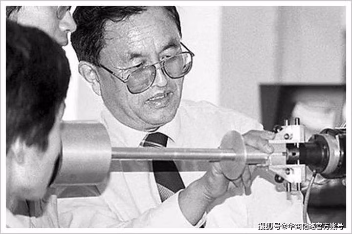 "Cha đẻ của robot Trung Quốc" -Jiang Xinsong