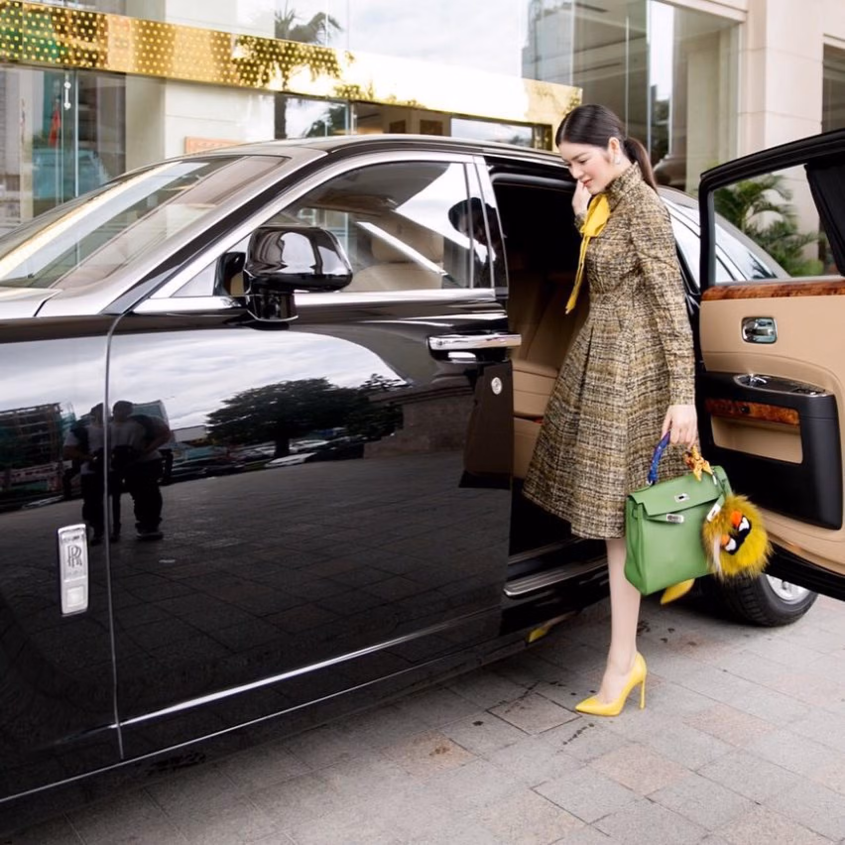 Lý Nhã Kỳ dạo phố trên chiếc Rolls-Royce Ghost. Ảnh: @ lynhaky_artist / Instagram Lý Nhã Kỳ dạo phố trên chiếc Rolls-Royce Ghost. Ảnh: @ lynhaky_artist / Instagram