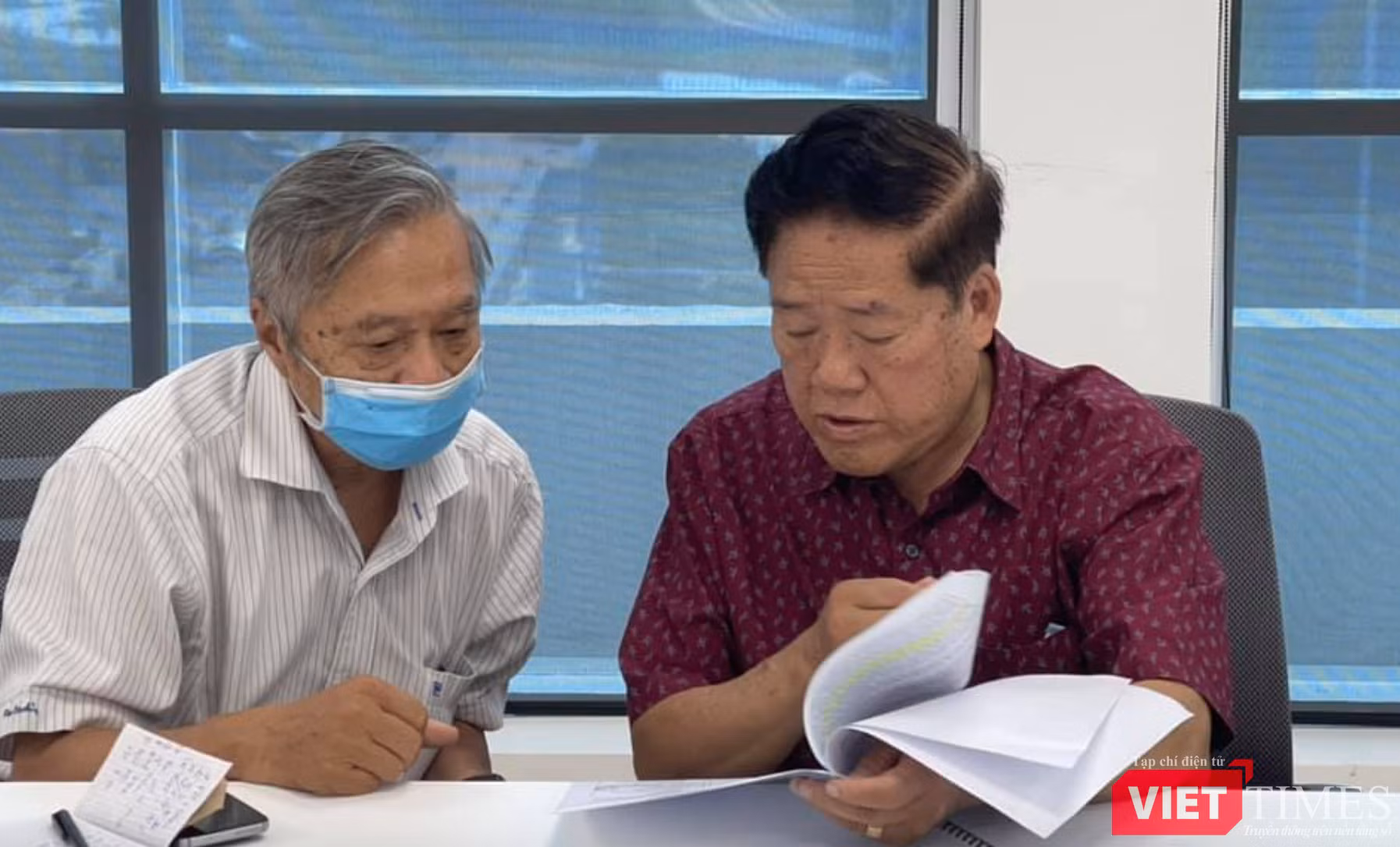 GS. Phùng Đắc Cam (bên phải) thảo luận với các chuyên gia (Ảnh - NVCC)
