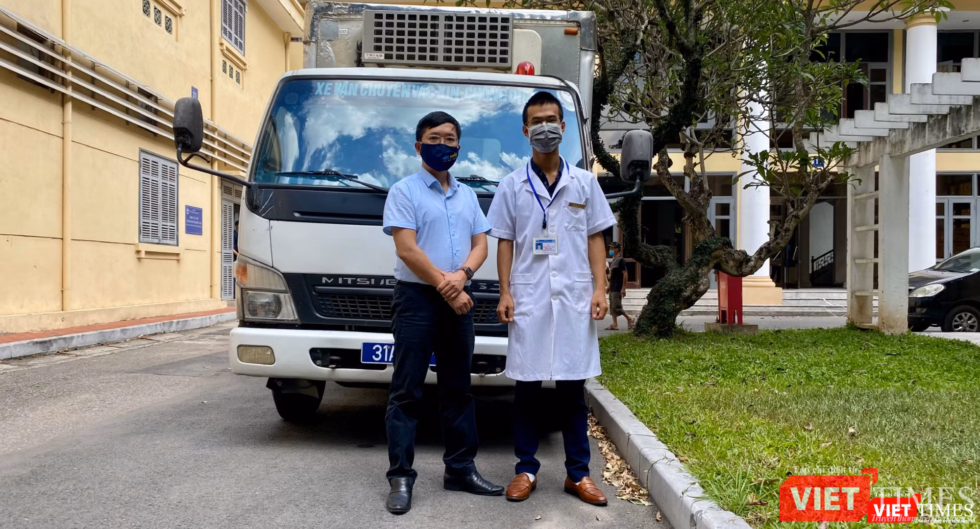 TS. BS. Phạm Quang Thái vận chuyển vaccine phòng COVID-19 hỗ trợ cho các tỉnh có dịch (Ảnh - NVCC) TS. BS. Phạm Quang Thái vận chuyển vaccine phòng COVID-19 hỗ trợ cho các tỉnh có dịch (Ảnh - NVCC)