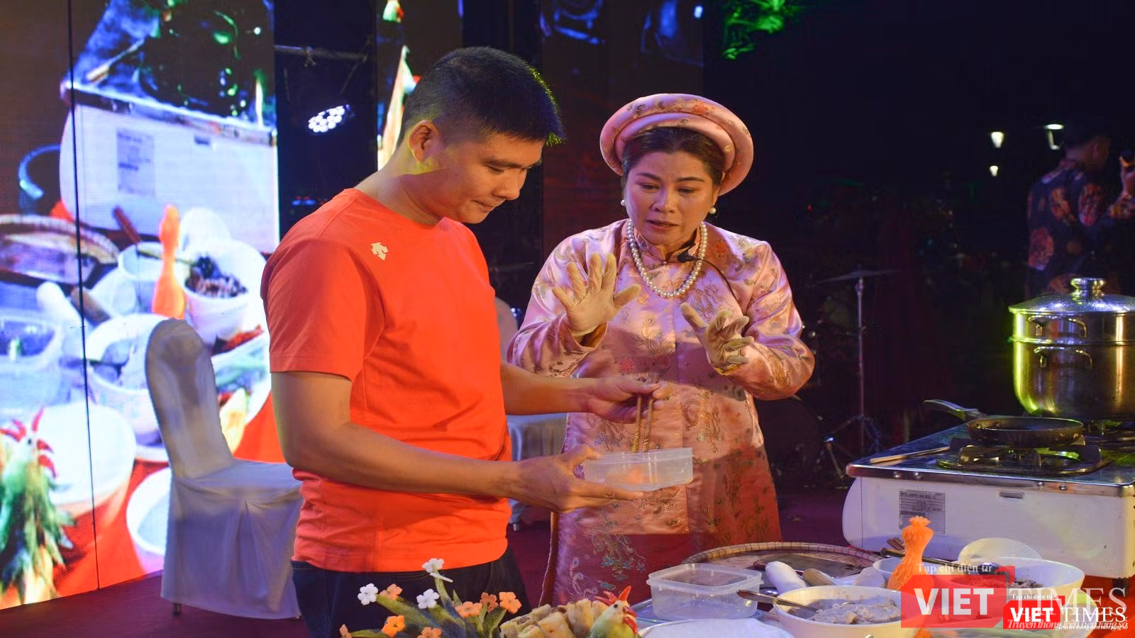 Du khách trải nghiệm làm chả phượng