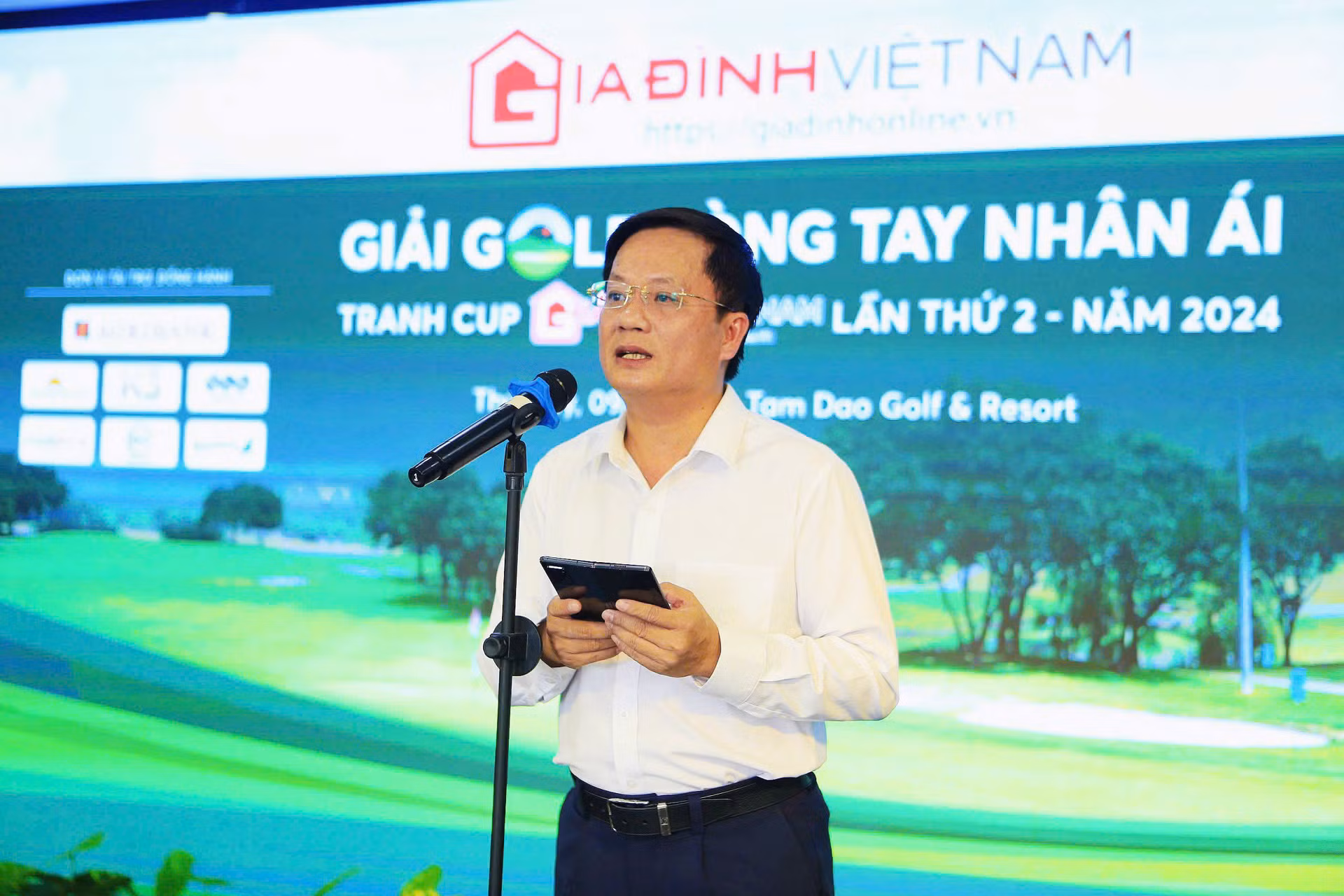 Nhà báo Hồ Minh Chiến - Tổng Biên tập Tạp chí Gia đình Việt Nam, Trưởng Ban tổ chức giải phát biểu tại lễ bế mạc