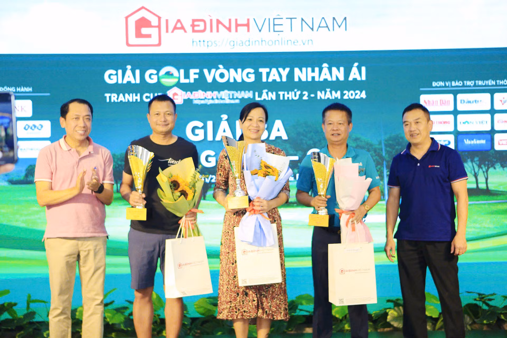 Nhà báo Lê Chí Kiên, Phó Tổng Biên tập Tạp chí Gia Đình Việt Nam (ngoài cùng bên phải) trao giải cho các Golfer đạt giải Ba