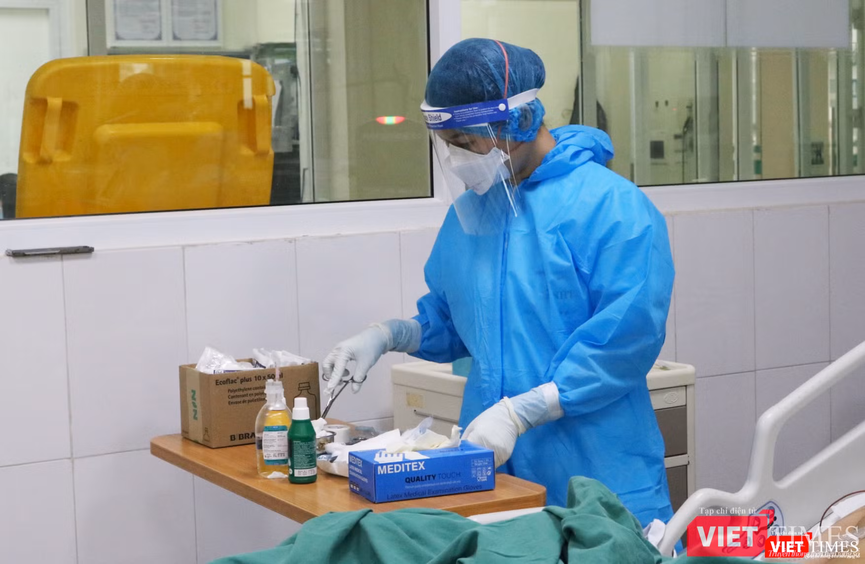 Chuẩn bị thuốc cần thiết để sát trùng cho bệnh nhân (Ảnh - Minh Thuý)