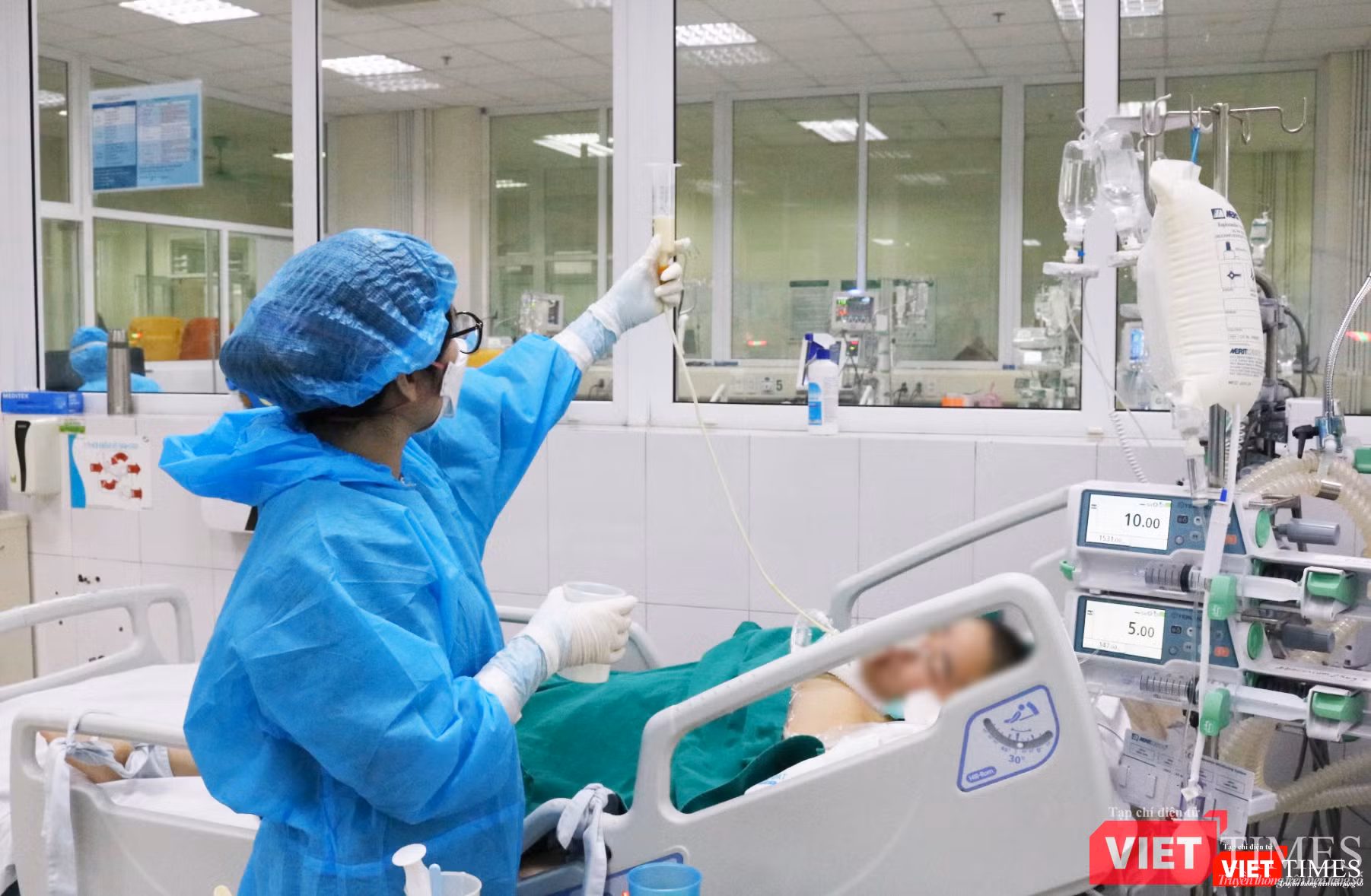 Thao tác cho người bệnh ăn qua ống (Ảnh - Minh Thuý)