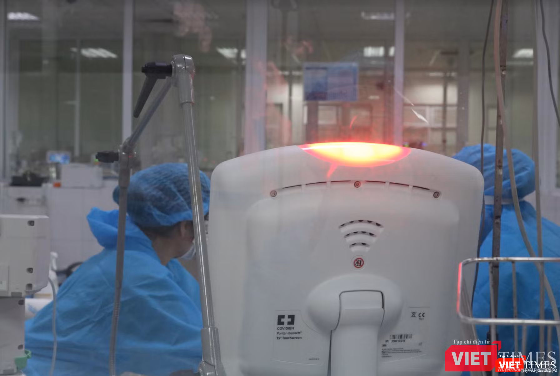 Khi âm thanh báo động vang lên, các bác sĩ ngay lập tức đến để hỗ trợ bệnh nhân (Ảnh - Minh Thuý)