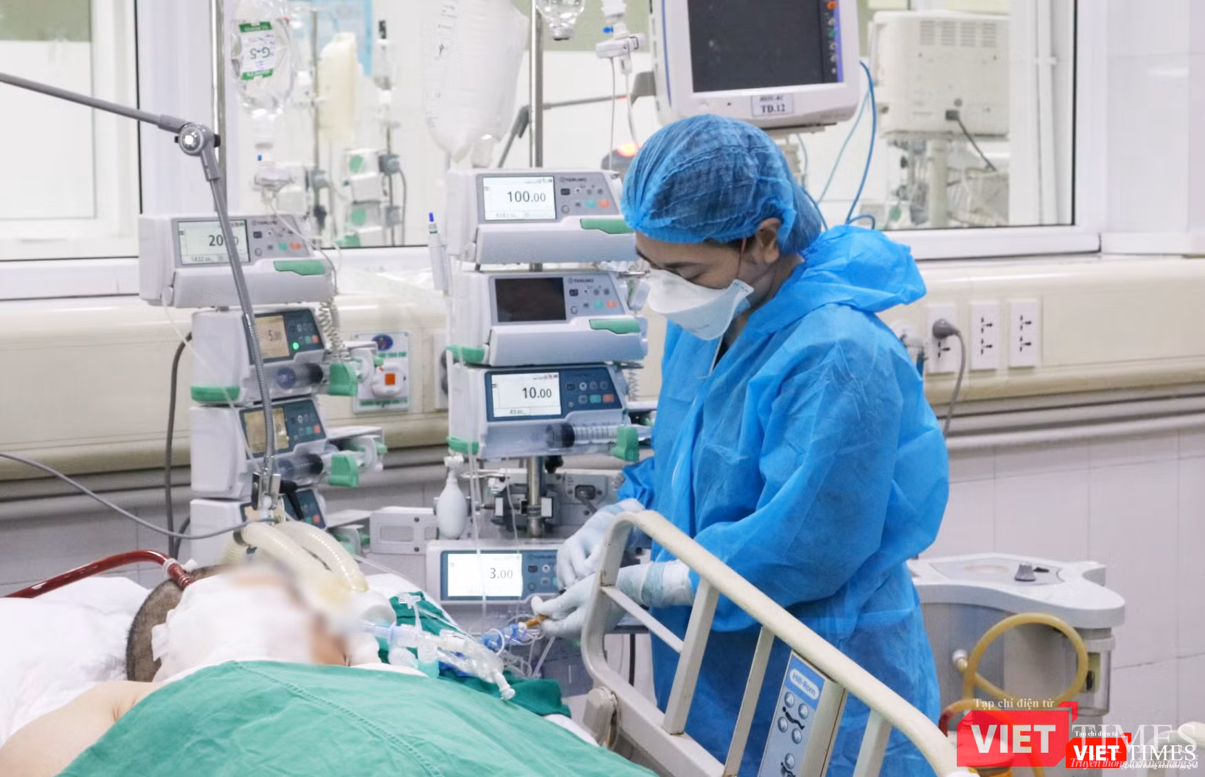 Bác sĩ chăm sóc cho bệnh nhân nặng (Ảnh - Minh Thuý)