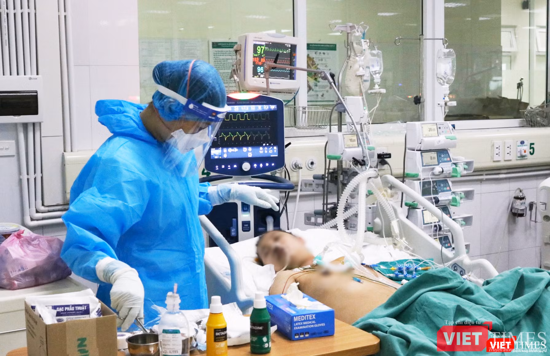 Các bác sĩ, điều dưỡng chăm sóc người bệnh đang hôn mê (Ảnh - Minh Thuý)