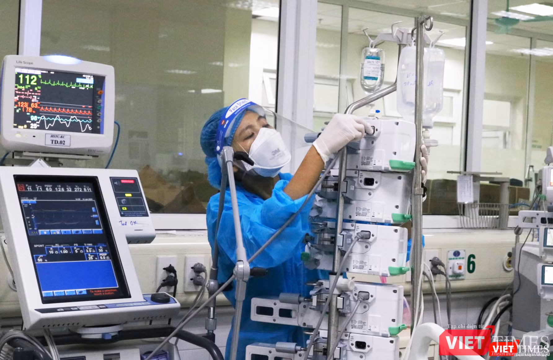 Kiểm tra máy móc hỗ trợ cho người bệnh (Ảnh - Minh Thuý)