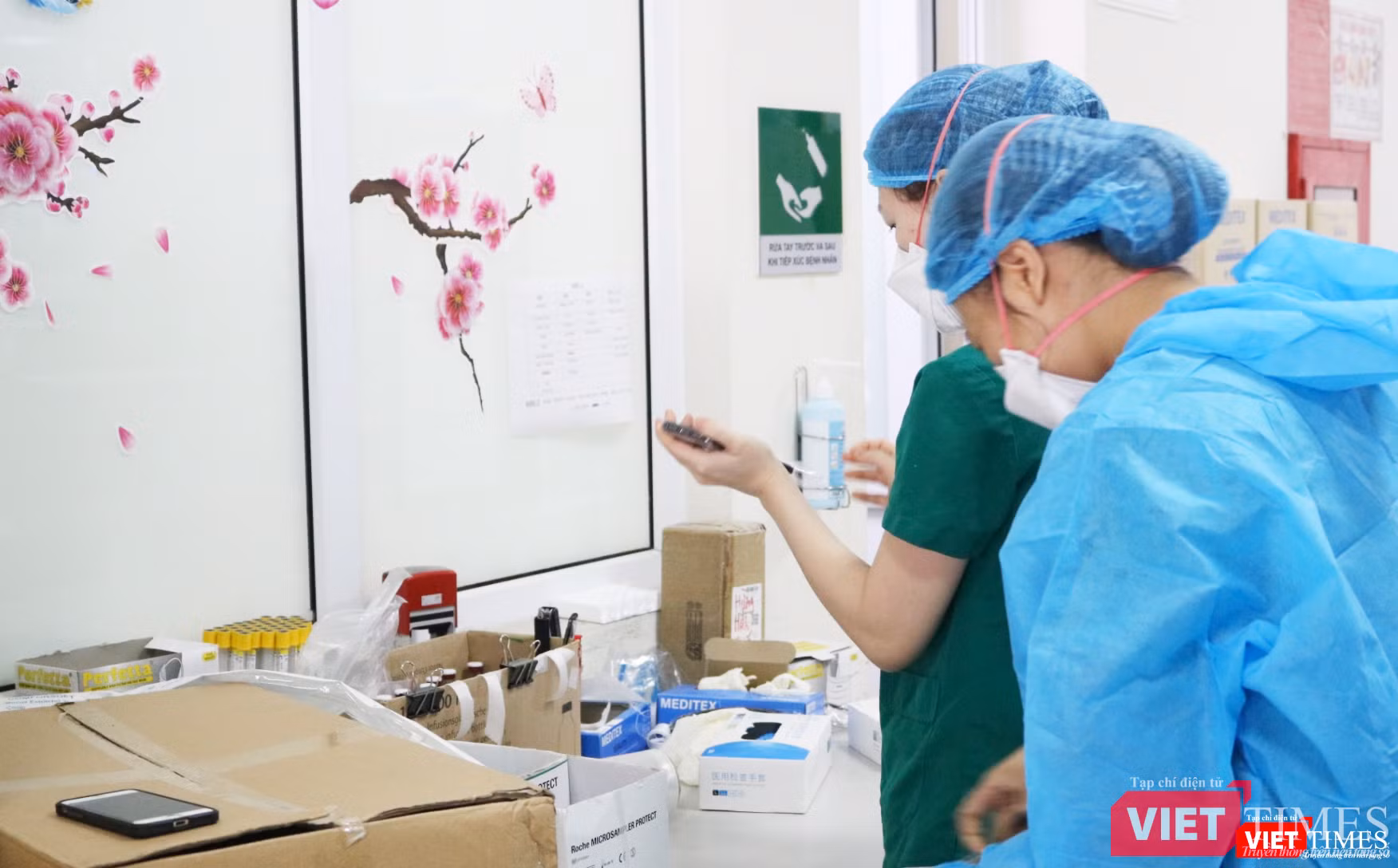 Trong những ngày nghỉ Tết, các bác sĩ vẫn làm việc liên tục, không ngừng nghỉ (Ảnh - Minh Thuý)