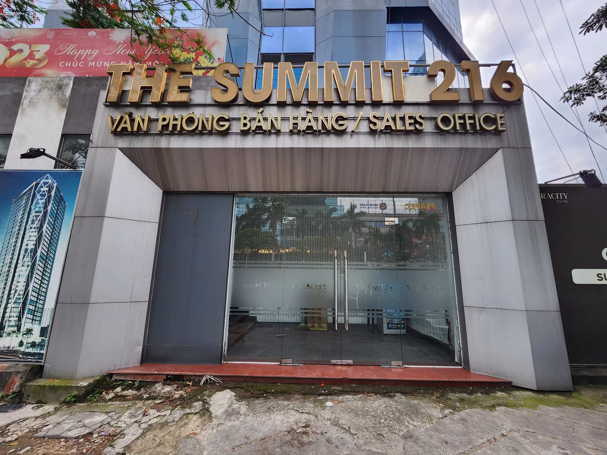 Theo thông tin quảng cáo, Summit Building 216 Trần Duy Hưng là tòa nhà kết hợp trung tâm thương mại và nhà ở. Theo đó, từ tầng 1-3, dự án bố trí xây dựng trung tâm thương mại, còn từ tầng 4-35 là 288 căn hộ thương mại.