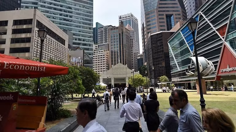 Nhân viên văn phòng tại Raffles Place ở Singapore (Ảnh: MediaCorp) Nhân viên văn phòng tại Raffles Place ở Singapore (Ảnh: MediaCorp)