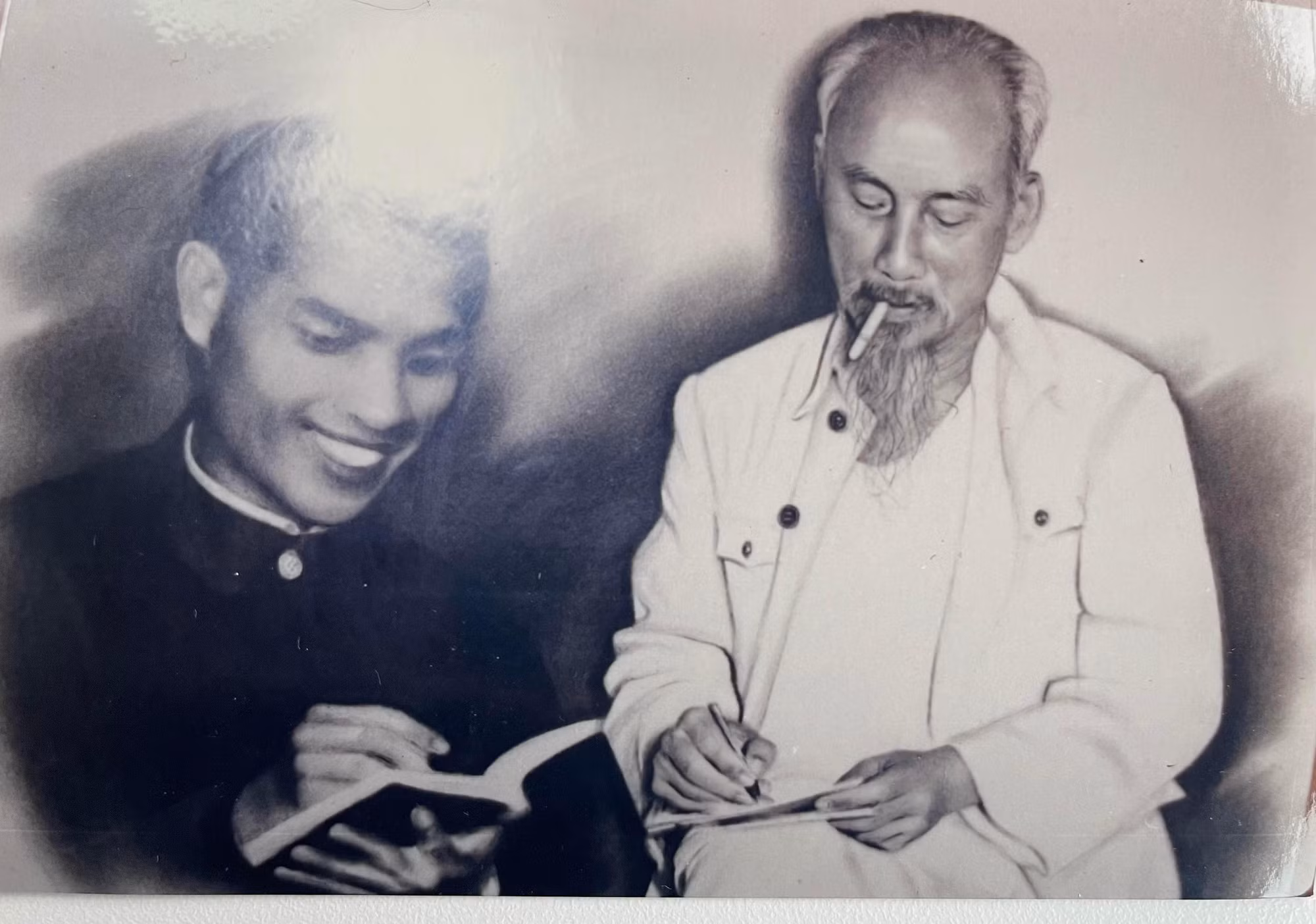 Tấm ảnh nhà văn Sơn Tùng với Bác Hồ