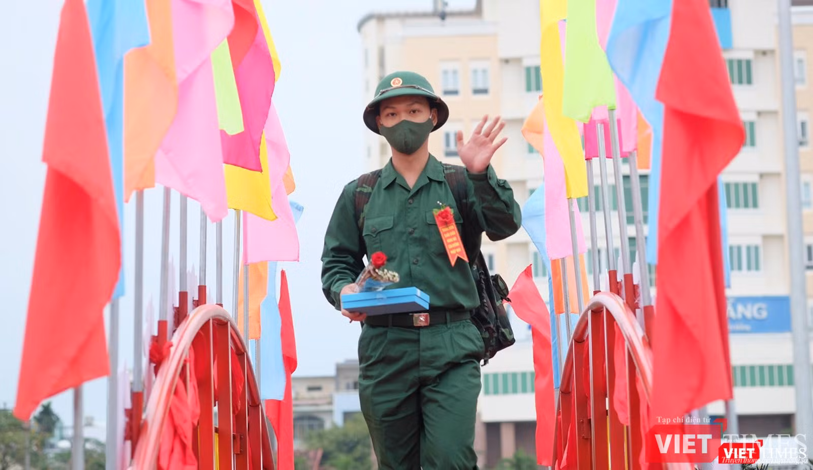 Tân binh đi qua cầu vinh quang